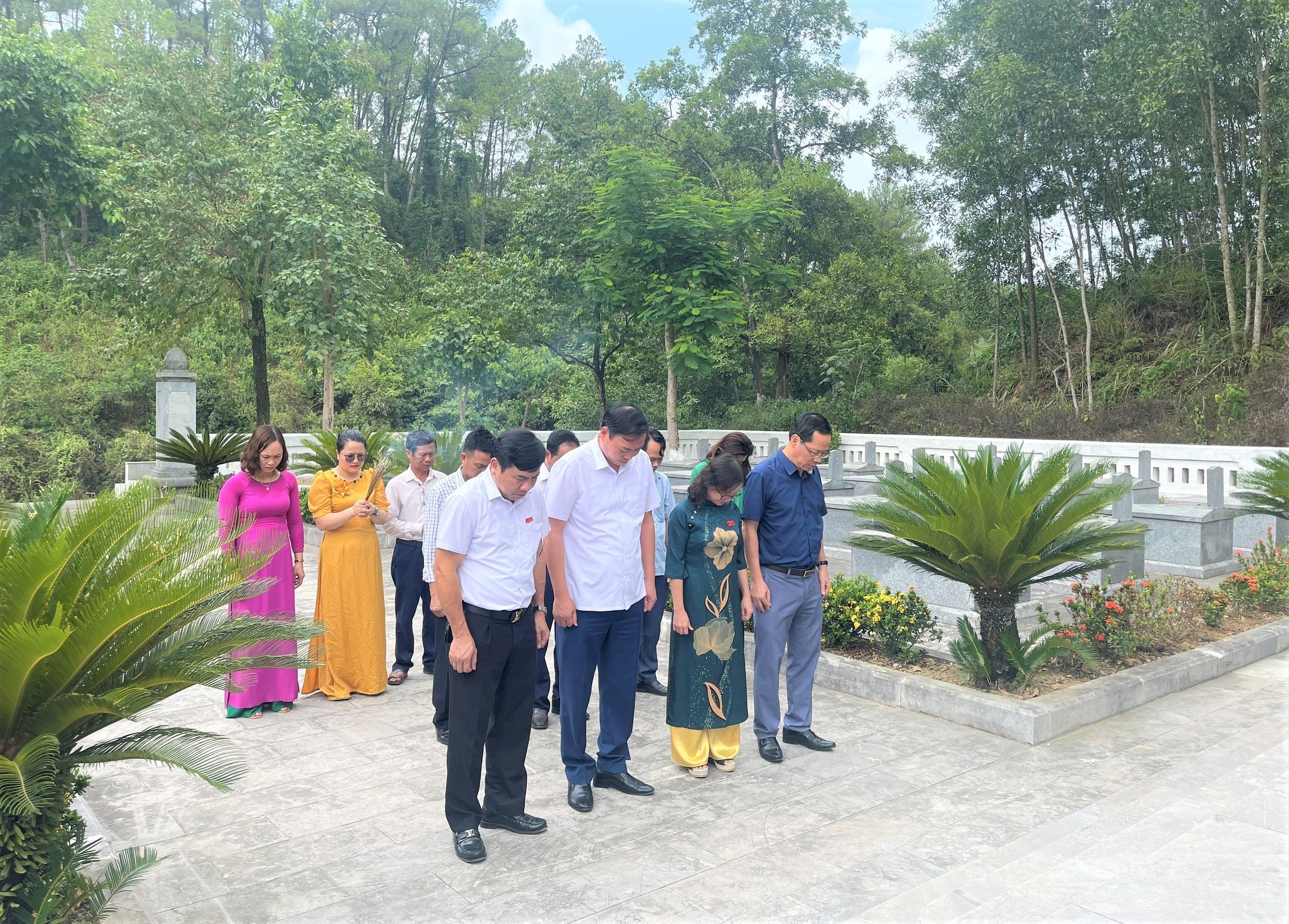 doan-dai-bieu-quoc-hoi-tinh-va-thuong-truc-hoi-dong-nhan-dan-tinh-dang-huong-dang-hoa-tai-nghia-trang-liet-si-nganh-giao-thong-van-tai-nghe-an--n2.jpg