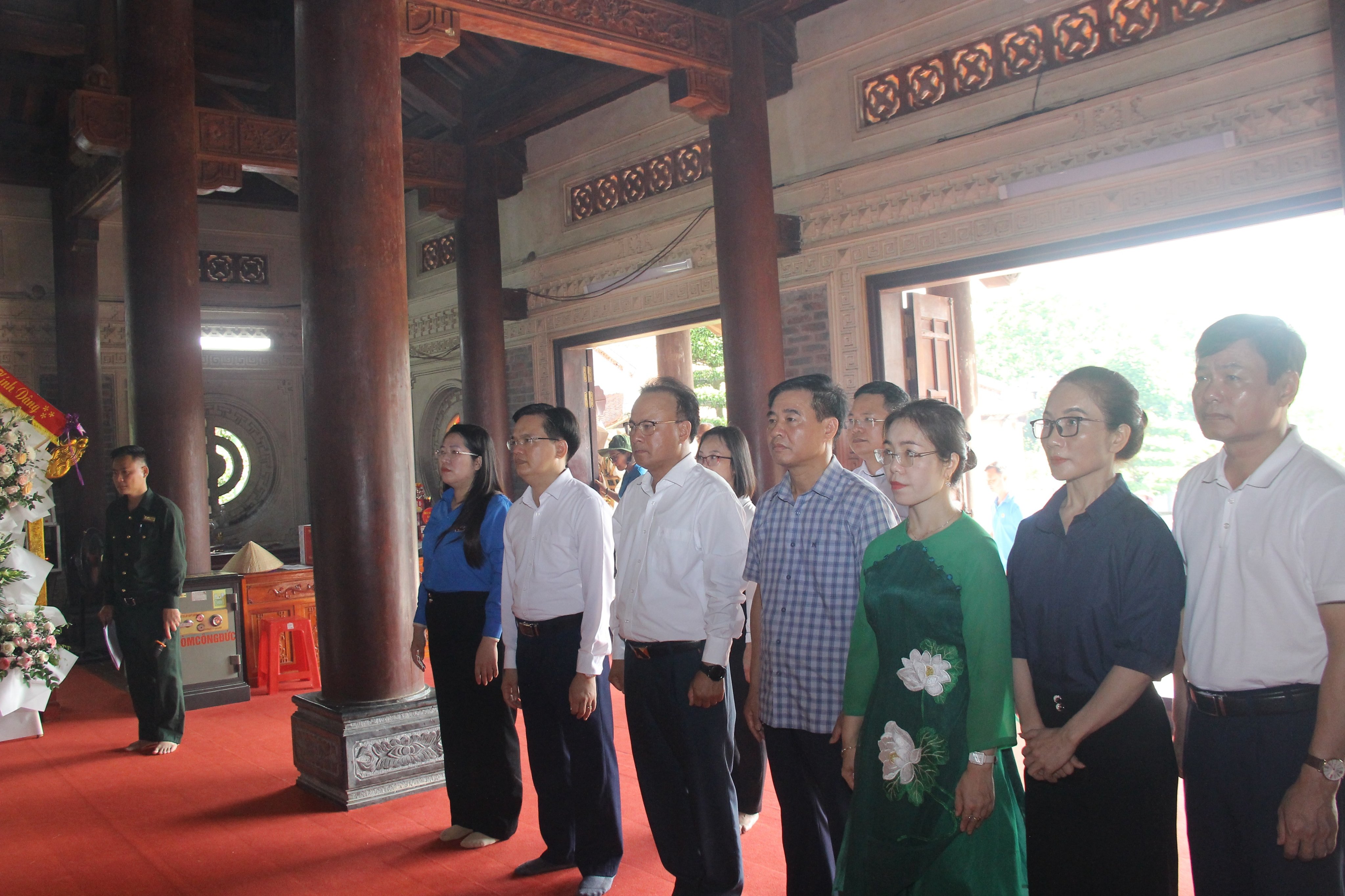 pho-chu-tich-thuong-truc-hdnd-tinh-nguyen-nam-dinh-dang-hoa-dang-huong-tai-khu-di-tich-lich-su-truong-bon-nghia-trang-liet-si-huyen-do-luong--n1.jpg