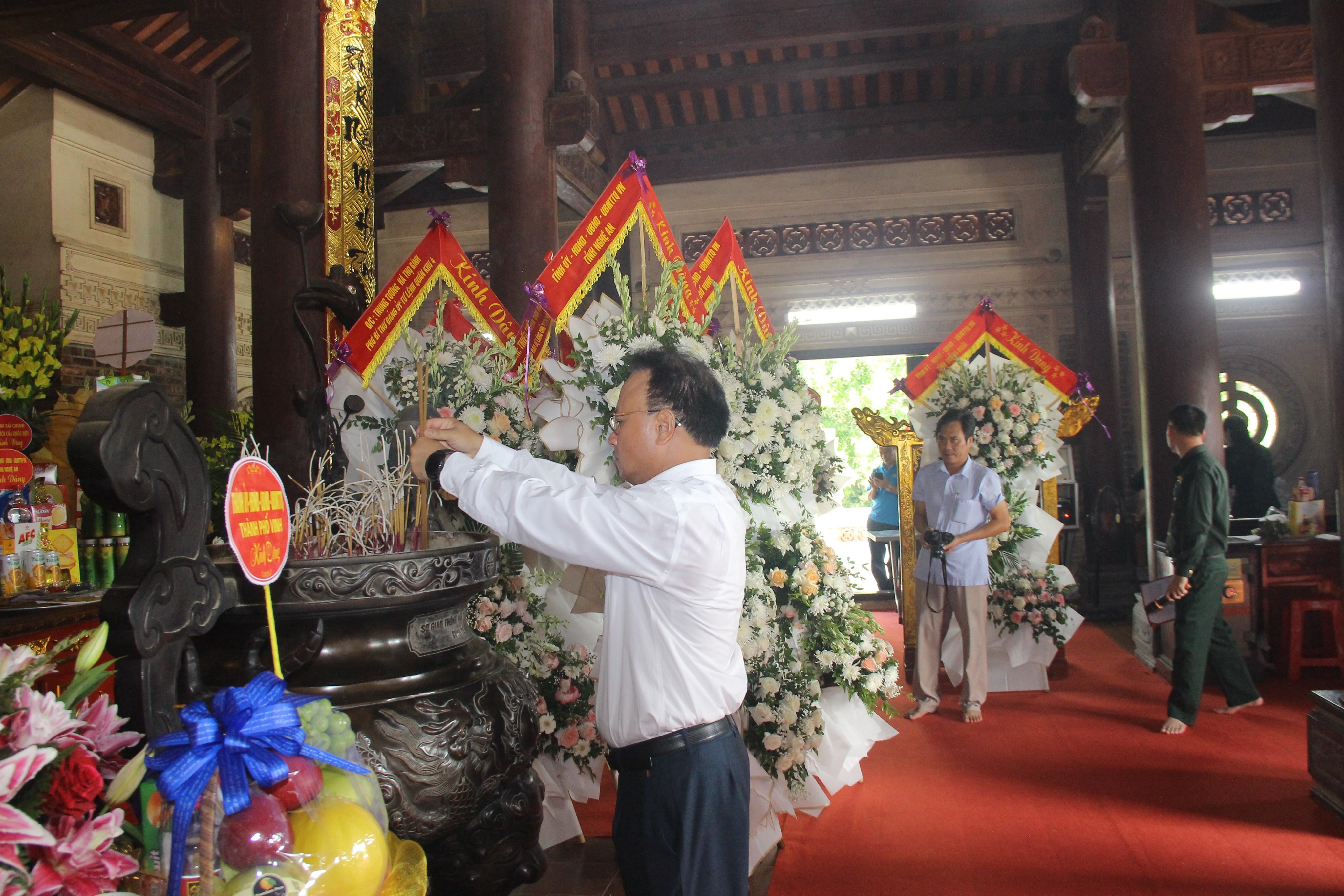 pho-chu-tich-thuong-truc-hdnd-tinh-nguyen-nam-dinh-dang-hoa-dang-huong-tai-khu-di-tich-lich-su-truong-bon-nghia-trang-liet-si-huyen-do-luong--n2.jpg