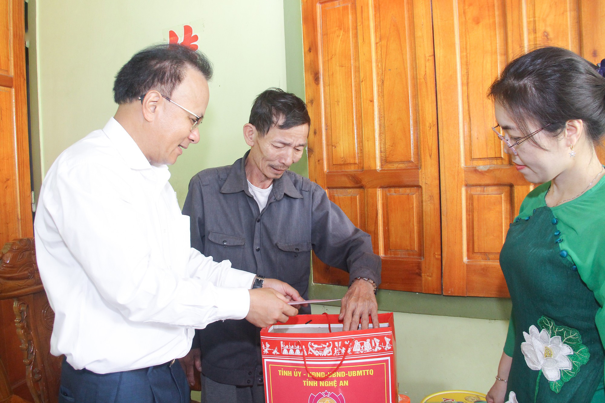pho-chu-tich-thuong-truc-hdnd-tinh-nguyen-nam-dinh-dang-hoa-dang-huong-tai-khu-di-tich-lich-su-truong-bon-nghia-trang-liet-si-huyen-do-luong--n4.jpg