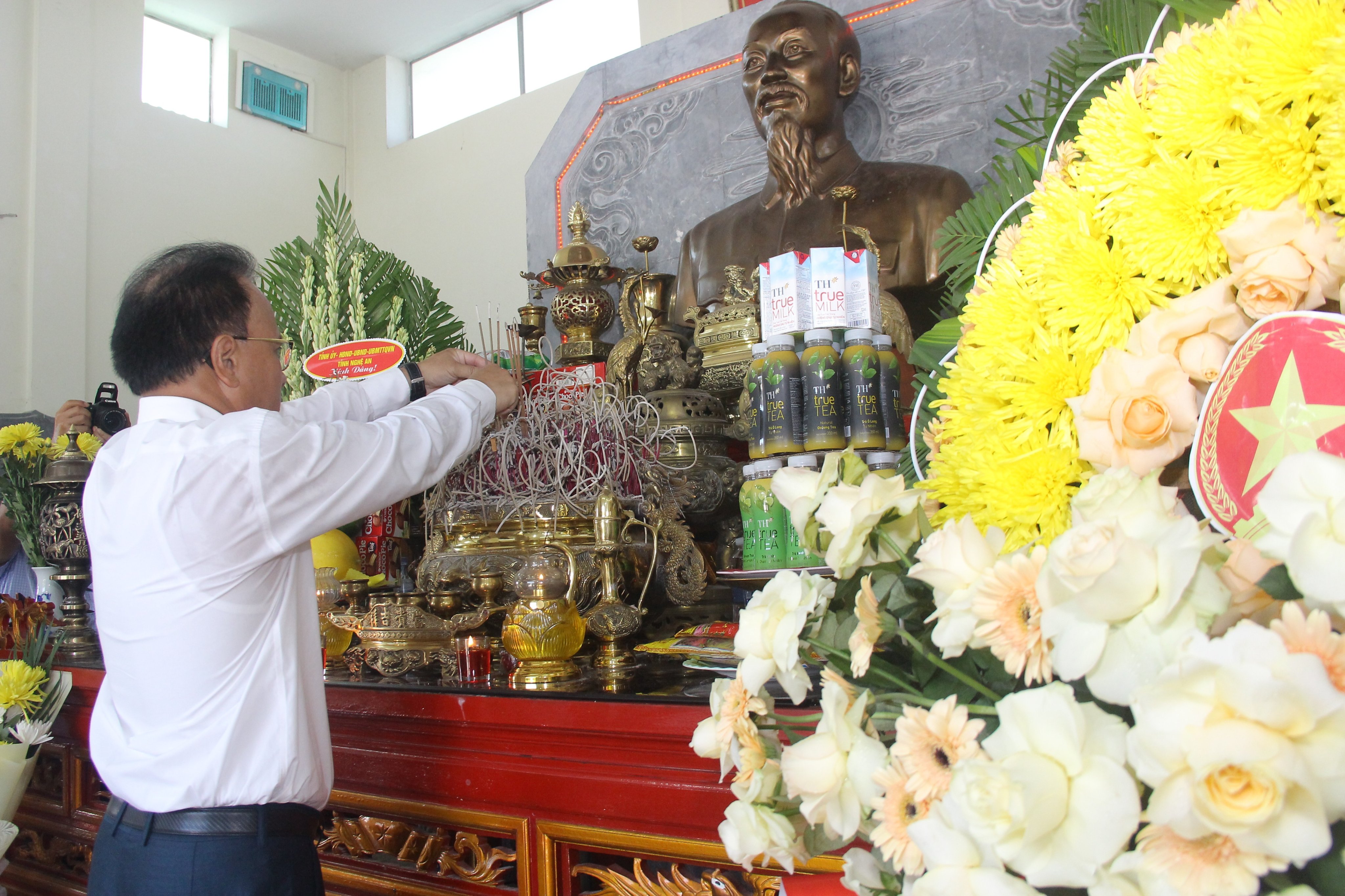 pho-chu-tich-thuong-truc-hdnd-tinh-nguyen-nam-dinh-dang-hoa-dang-huong-tai-khu-di-tich-lich-su-truong-bon-nghia-trang-liet-si-huyen-do-luong.jpg