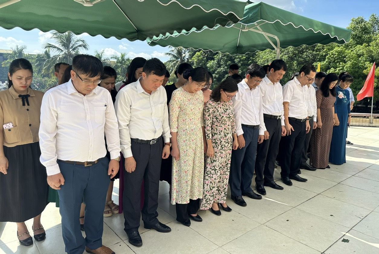 co-quan-van-phong-doan-dbqh-va-hdnd-tinh-dang-huong-tai-nghia-trang-liet-si-thanh-pho-vinh--n1.jpg