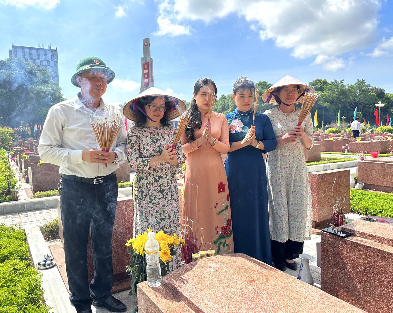 co-quan-van-phong-doan-dbqh-va-hdnd-tinh-dang-huong-tai-nghia-trang-liet-si-thanh-pho-vinh--n2.jpg