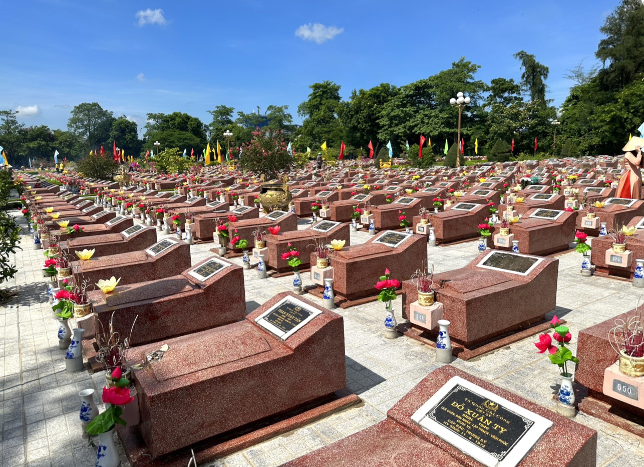 co-quan-van-phong-doan-dbqh-va-hdnd-tinh-dang-huong-tai-nghia-trang-liet-si-thanh-pho-vinh--n3.jpg