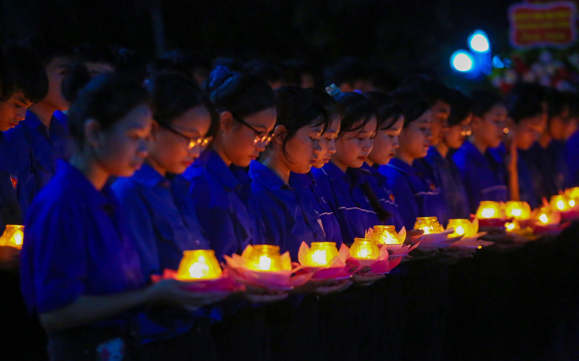 Lễ thắp nến tri ân tại Nghĩa trang Liệt sĩ quốc tế Việt - Lào