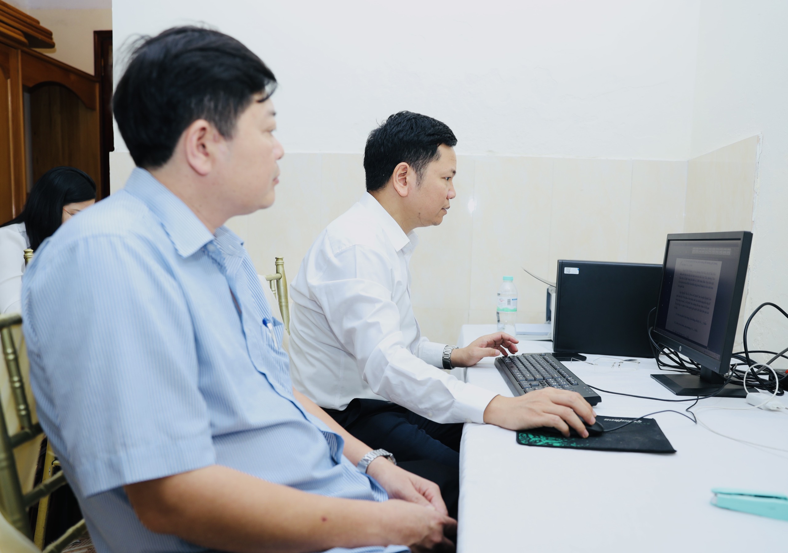 13-cu-tri-kien-nghi-phan-anh-qua-duong-day-nong-tai-phien-khai-mac-ky-hop-thu-11--n4.jpg