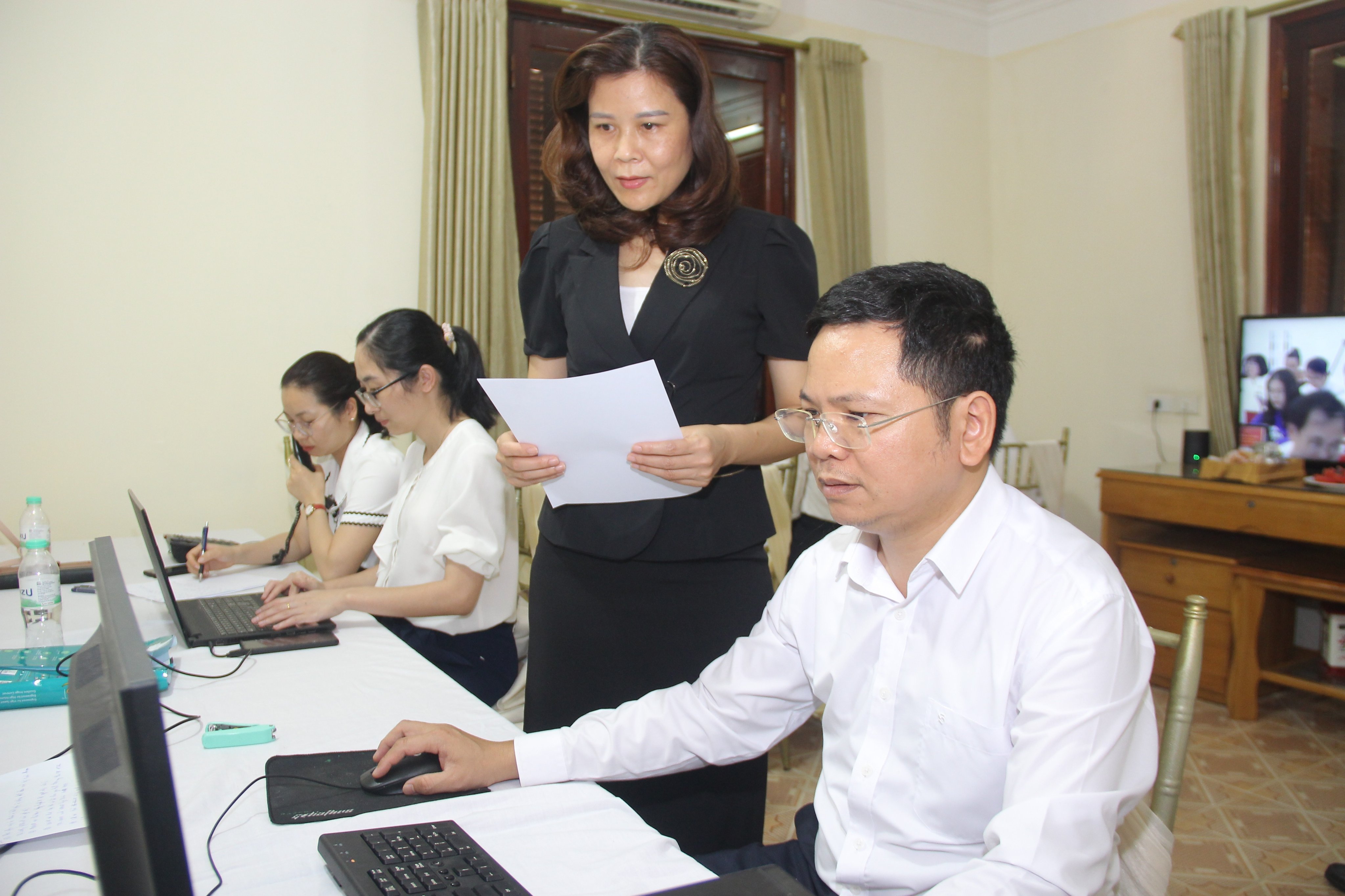 38-cu-tri-kien-nghi-phan-anh-qua-duong-day-dien-thoai-truc-tuyen-tai-phien-thao-luan-to-va-thao-luan-hoi-truong-ky-hop-thu-14--n1.jpg