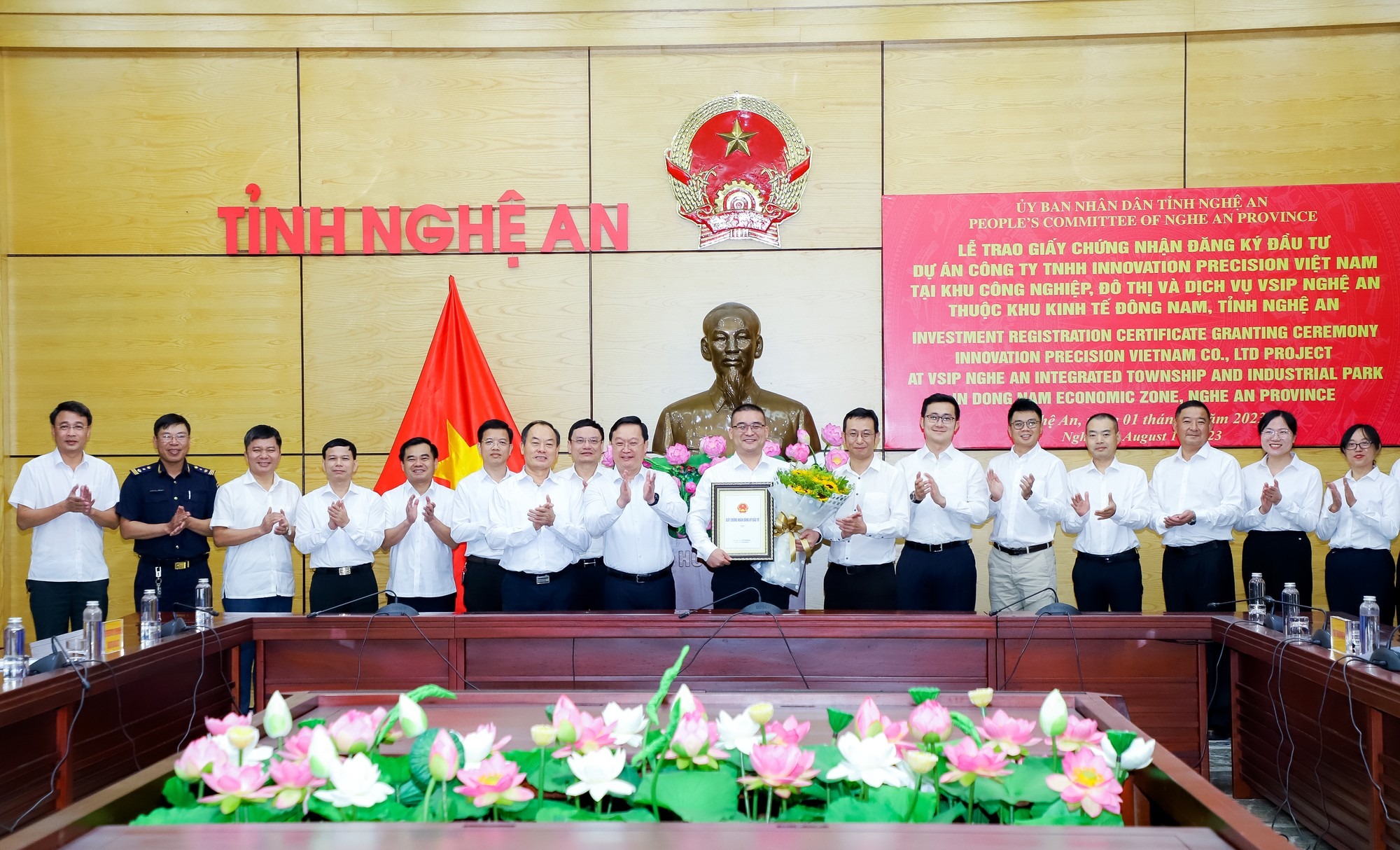 1-chu-tich-ubnd-tinh-nguyen-duc-trung-trao-giay-chung-nhan-dang-ky-dau-tu-tang-hoa-cho-tap-doan-shandong-innovation-metal-technologyjpg-2745.jpg