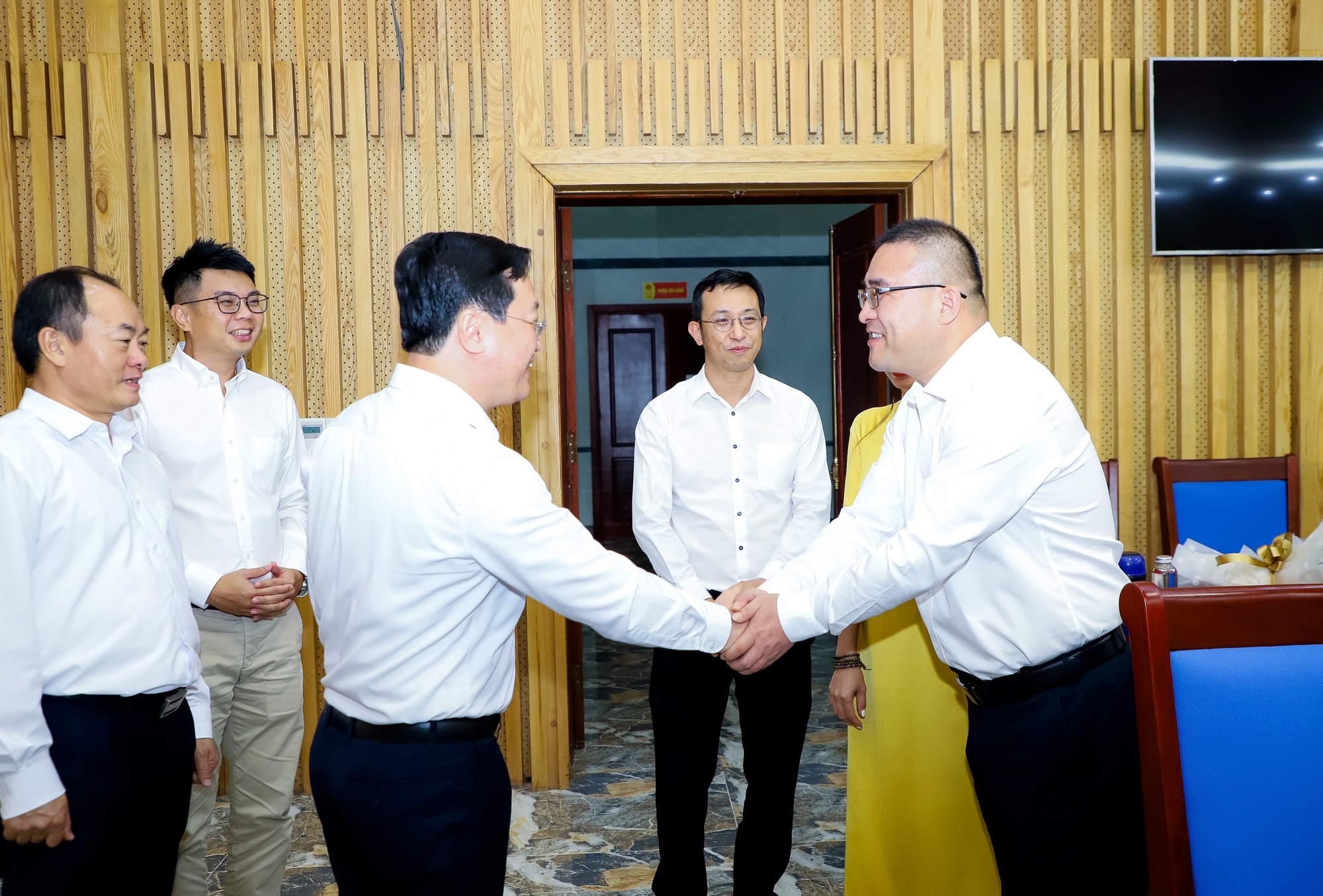 chu-tich-ubnd-tinh-nguyen-duc-trung-bat-tay-ong-cui-guo-chang-tro-ly-dac-biet-chu-tich-tap-doan-shandong-innovation-metal-technology-3508.jpg