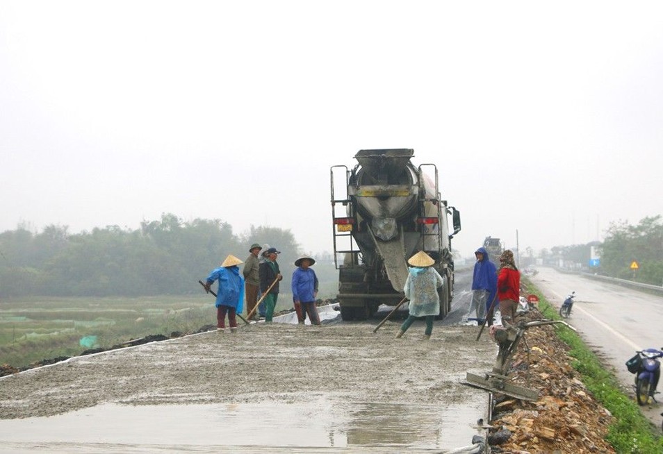 so-nong-nghiep-va-phat-trien-nong-thon-tra-loi-cu-tri-xa-long-xa-huyen-hung-nguyen-ve-nang-cap-duong-va-nao-vet-muong-dan-sinh-de-ta-lam.jpg