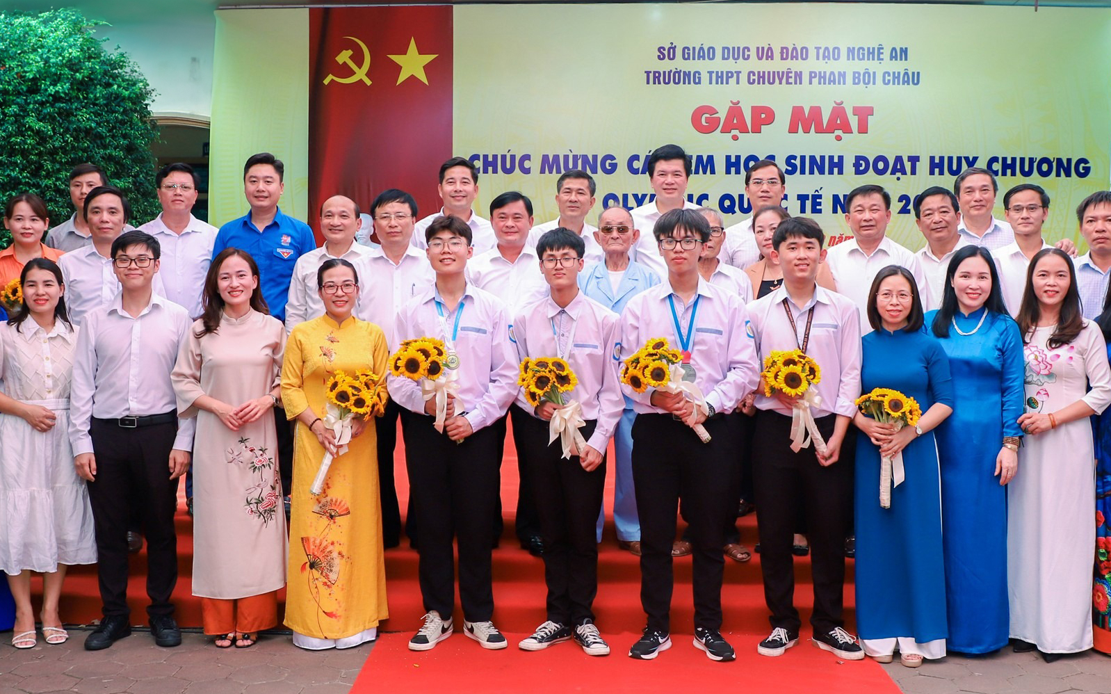 Bí thư Tỉnh ủy Nghệ An chúc mừng 4 học sinh Trường THPT chuyên Phan Bội Châu đạt Huy chương Olympic quốc tế