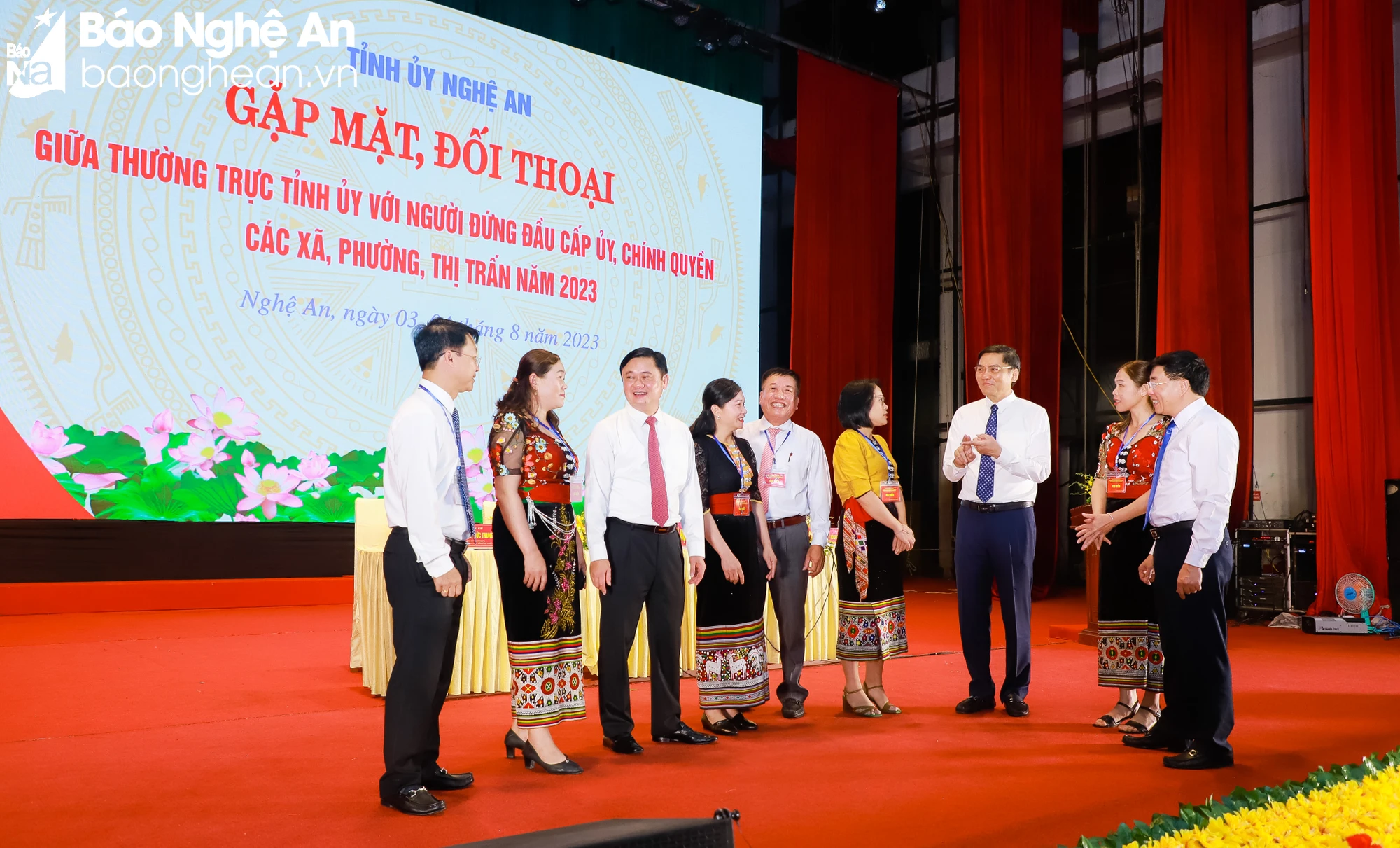 bna-cac-dong-chi-trong-thuong-truc-tinh-uy-trao-doi-cung-cac-dai-bieu-ben-le-chuong-trinh-anh-thanh-cuong-9356.jpg.webp