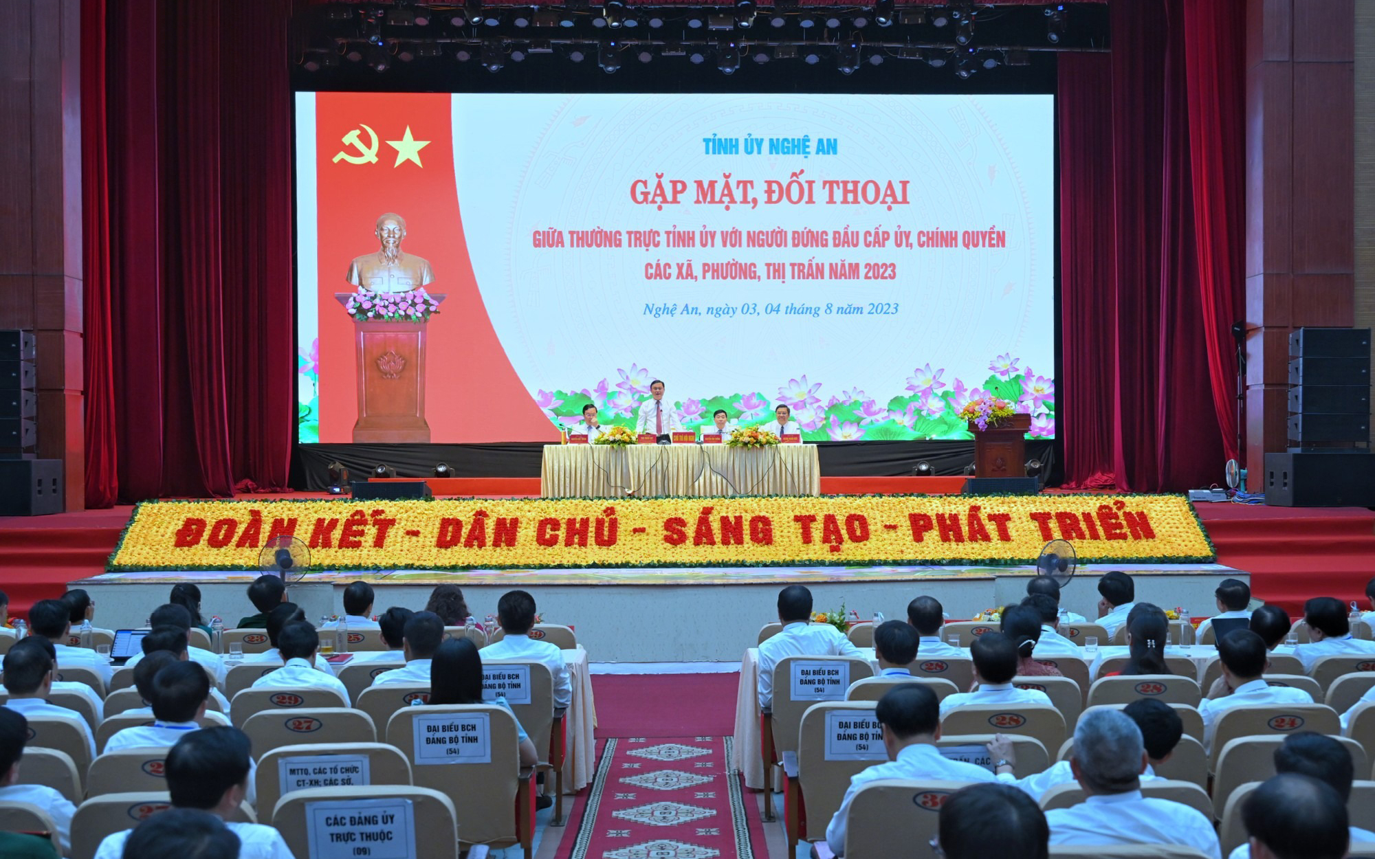 Thường trực Tỉnh ủy Nghệ An gặp mặt, đối thoại với hơn 1.000 cán bộ chủ chốt 460 xã, phường, thị trấn