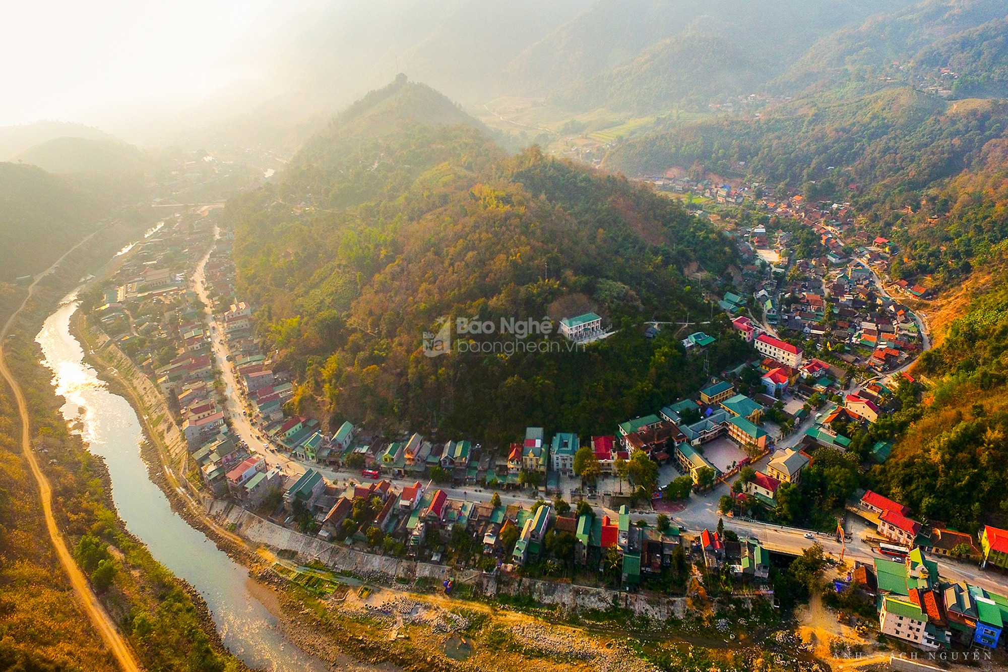 Nghệ An có 4 huyện miền núi cao Kỳ Sơn, Tương Dương, Quế Phong và Quỳ Châu thuộc danh sách huyện nghèo của cả nước giai đoạn 2021-2025. Trong ảnh: Một góc thị trấn Kỳ Sơn.  Ảnh: Sách Nguyễn