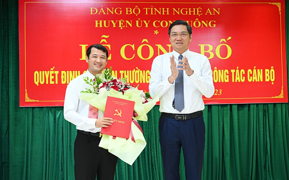 Trao quyết định bổ nhiệm Bí thư Huyện ủy Con Cuông