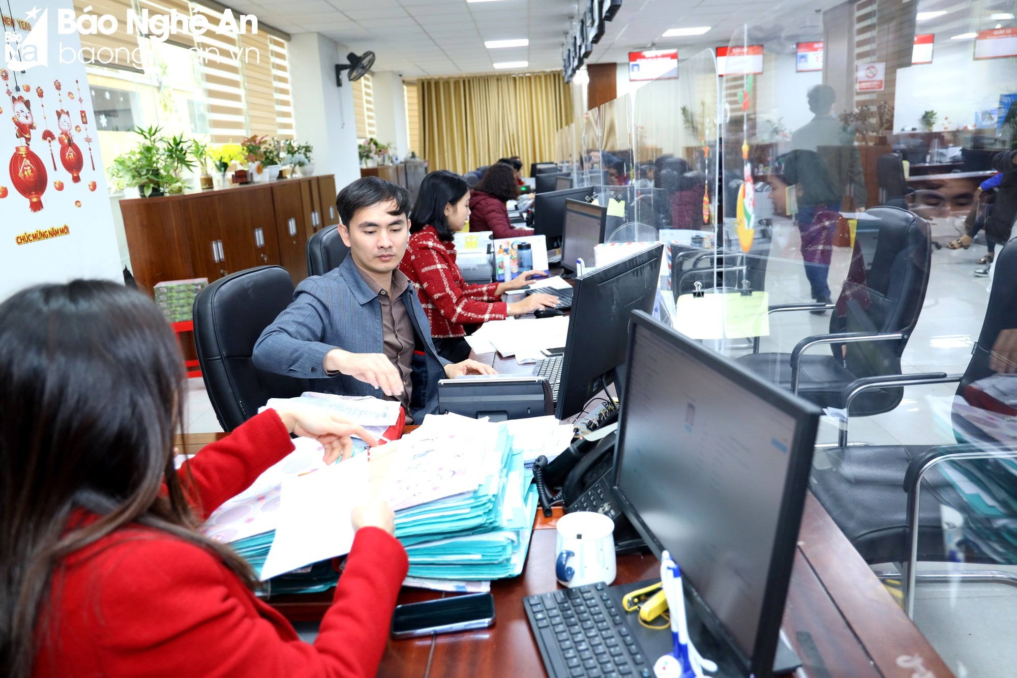 bna-can-bo-tai-trung-tam-phuc-vu-hanh-chinh-cong-tinh-vua-giai-quyet-thu-tuc-cho-nguoi-dan-vua-so-hoa-cac-giay-to-lien-quan-nguyen-nguyen-1359.jpg