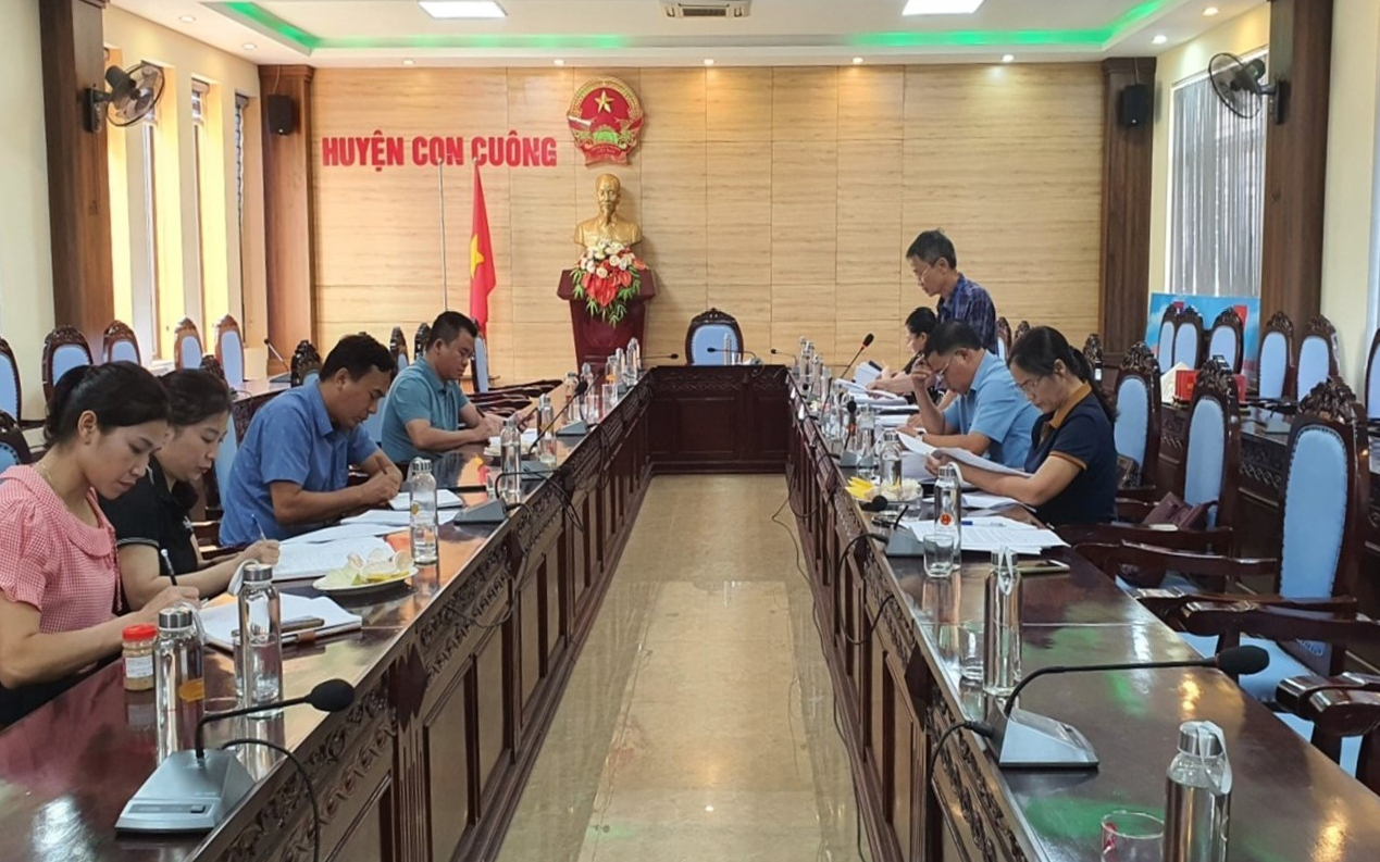 Đoàn giám sát của Ban Pháp chế HĐND huyện Con Cuông giám sát công tác quản lý nhà nước về thi đua khen thưởng