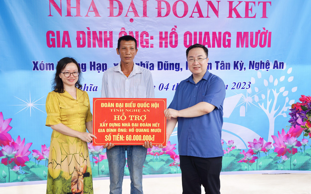 Đoàn đại biểu Quốc hội tỉnh Nghệ An trao nhà 'Đại đoàn kết' tại huyện Tân Kỳ