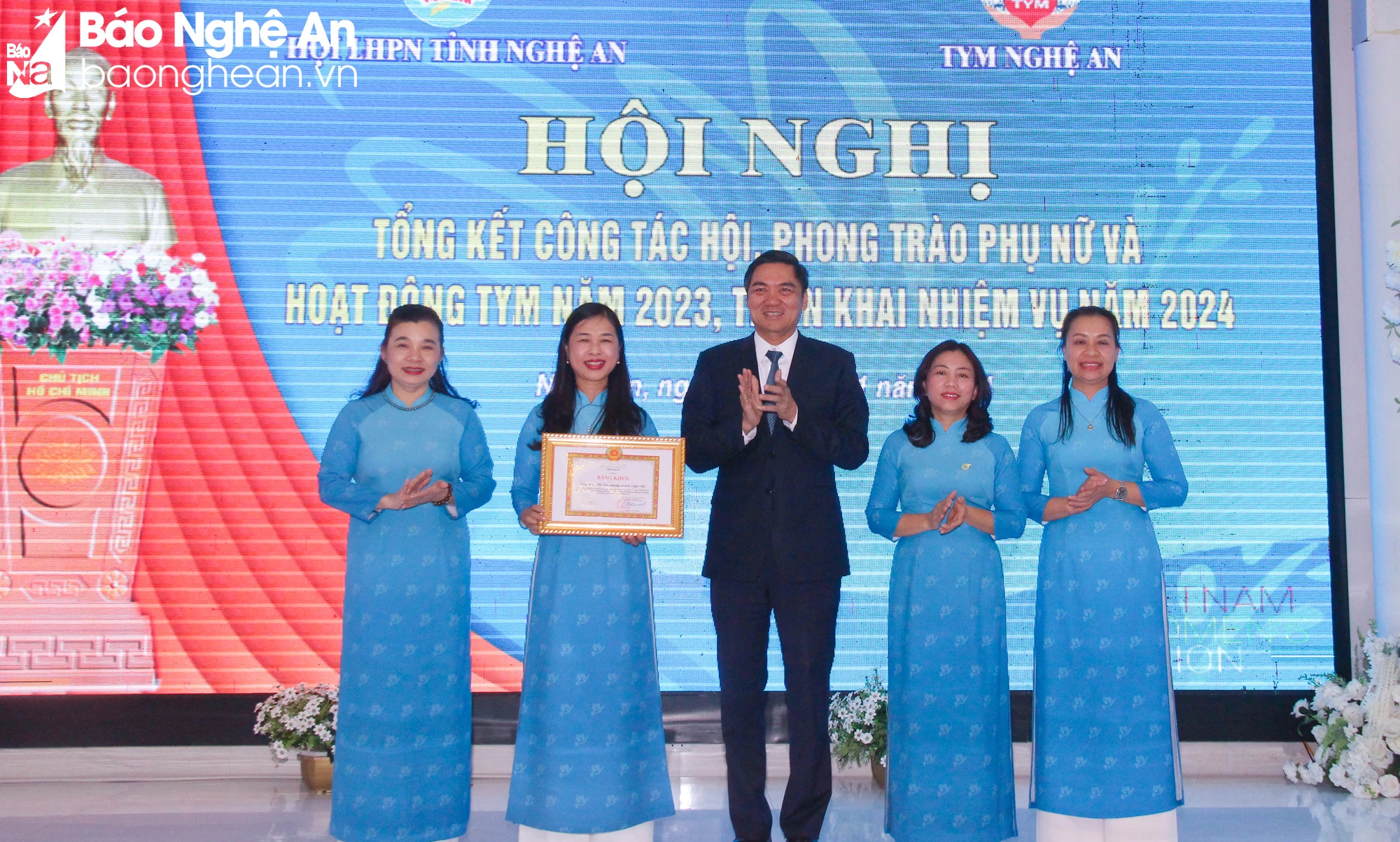 bna-mh-trao-bang-khen-cua-ban-thuong-vu-tinh-uy-cho-tap-the-dang-doan-hoi-lhpn-tinh-ve-thuc-hien-nghi-quyet-so-25-cua-ban-chap-hanh-trung-uong-dang-khoa-xi-6657.jpg.webp