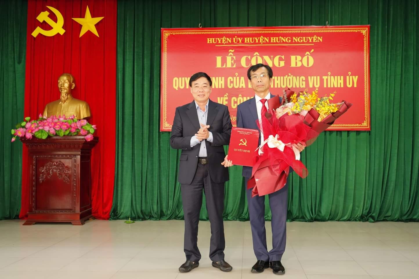 bna-dong-chi-nguyen-van-thong-pho-bi-thu-thuong-truc-tinh-uy-trao-quyet-dinh-va-tang-hoa-chuc-mung-tan-pho-bi-thu-thuong-truc-huyen-uy-hung-nguyen-8810.jpg.webp