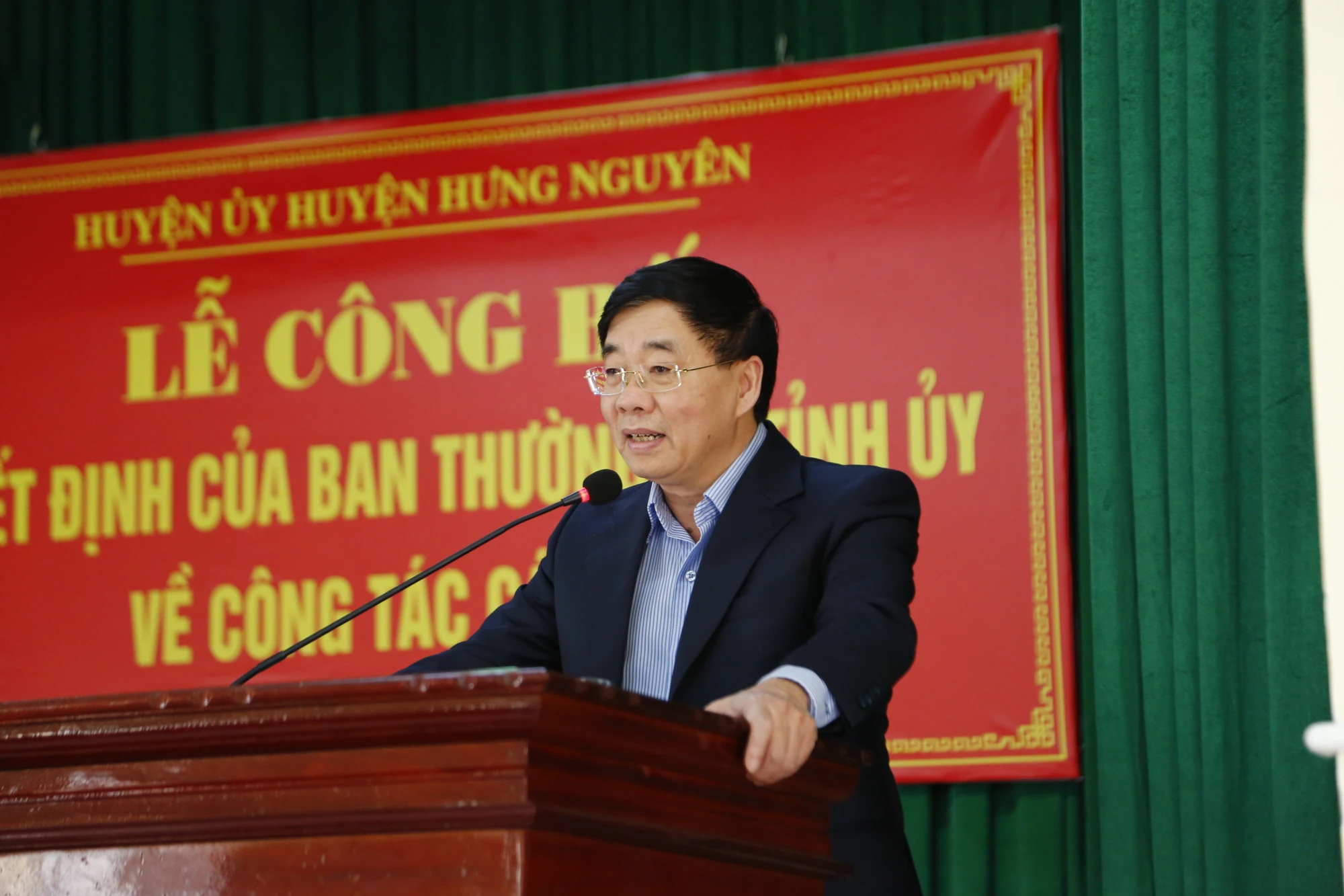 bna-dong-chi-nguyen-van-thong-phat-bieu-giao-nhiem-vu-cho-pho-bi-thu-thuong-truc-huyen-uy-hung-nguyen-va-tap-the-ban-thuong-vu-huyen-uy-5368.jpg.webp