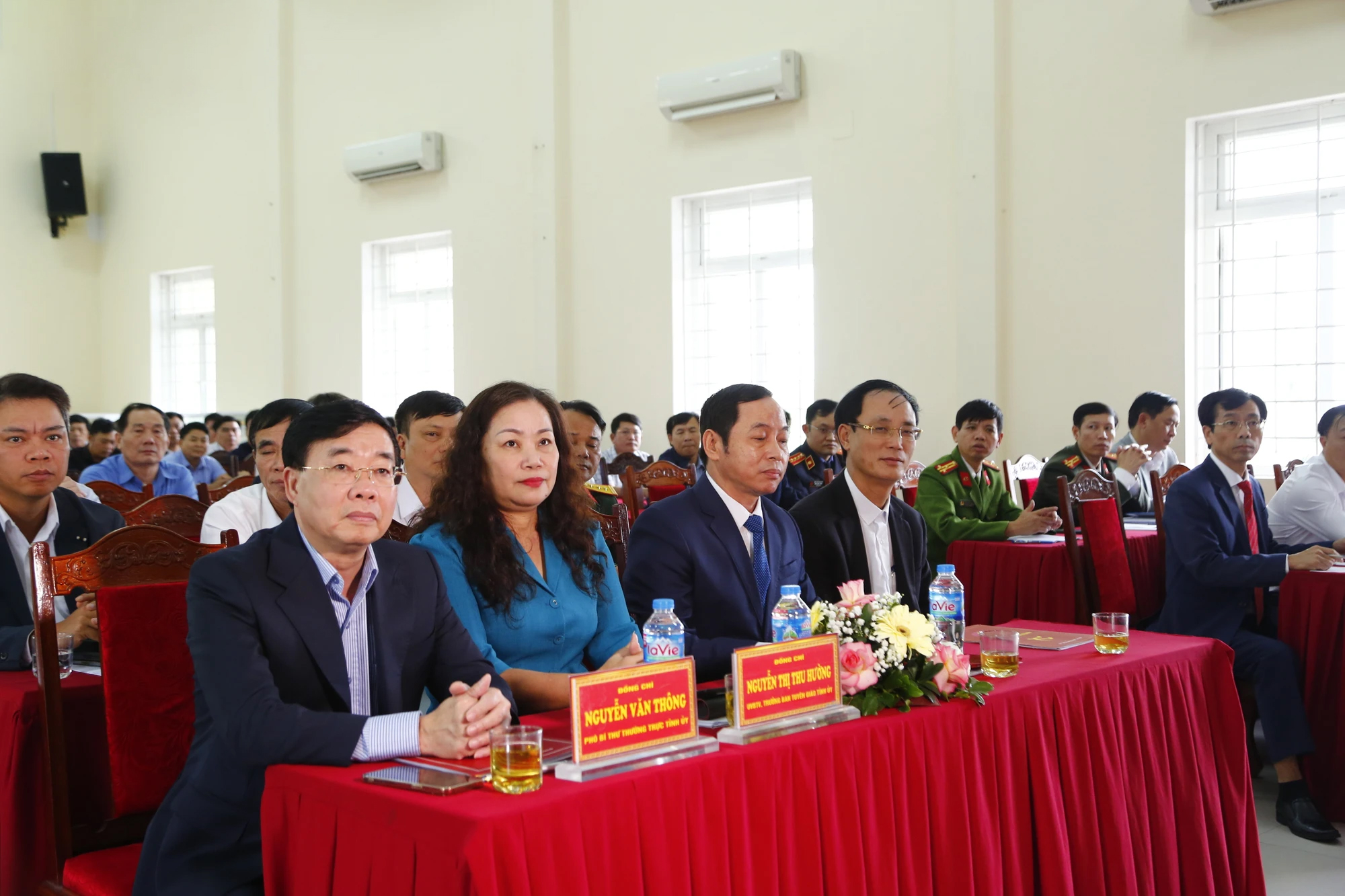 bna-cac-dong-chi-lanh-dao-tinh-va-huyen-hunh-nguyen-du-le-cong-bo-anh-quoc-son-4796.jpg.webp