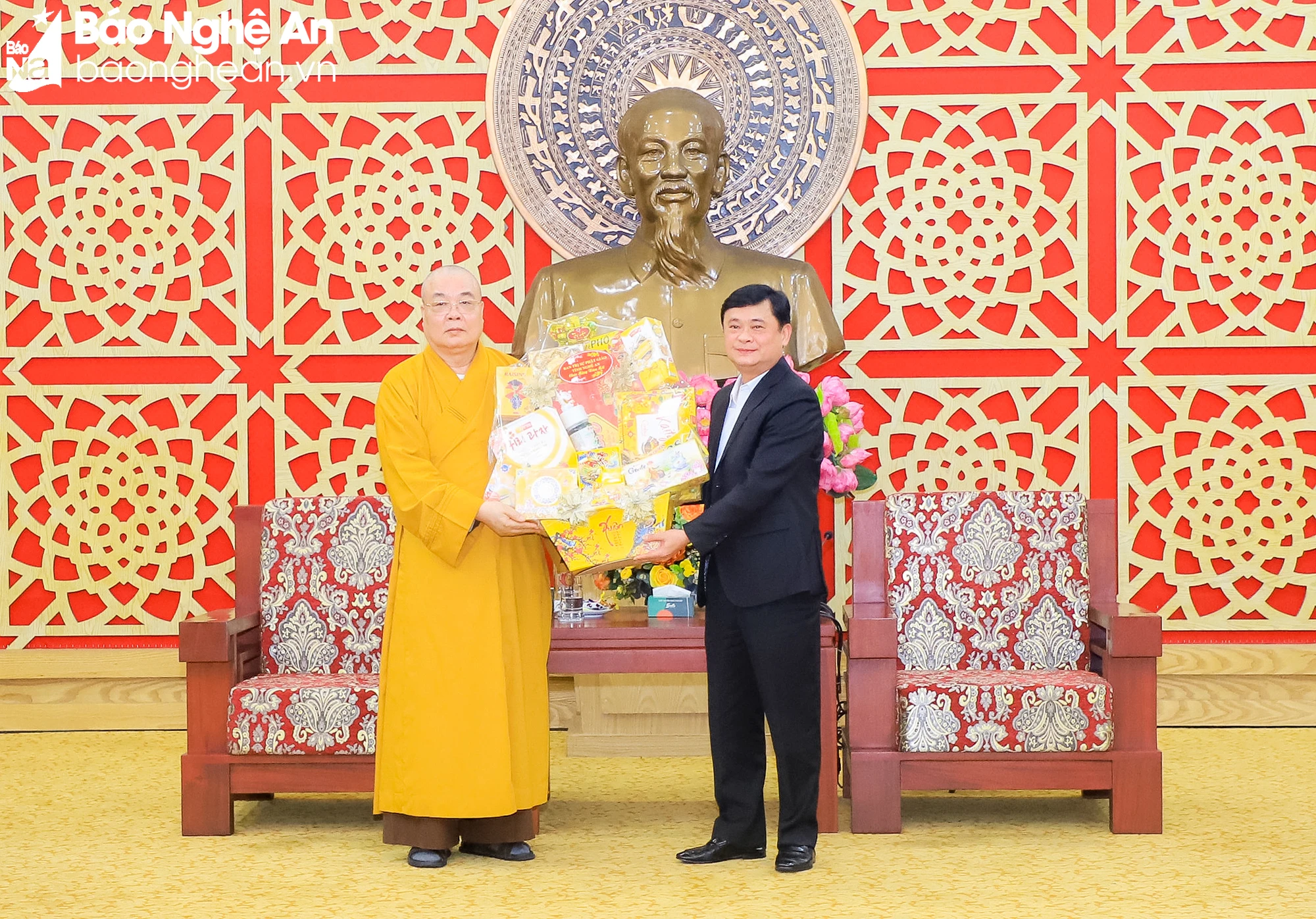 bna-hoa-thuong-thich-thanh-nhieu-tang-qua-chuc-mung-nam-moi-tinh-uy-nghe-an-9738.jpg.webp