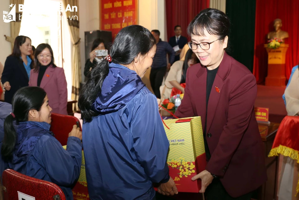 bna-anh-2-tet-cong-nhan-2414.jpg.webp