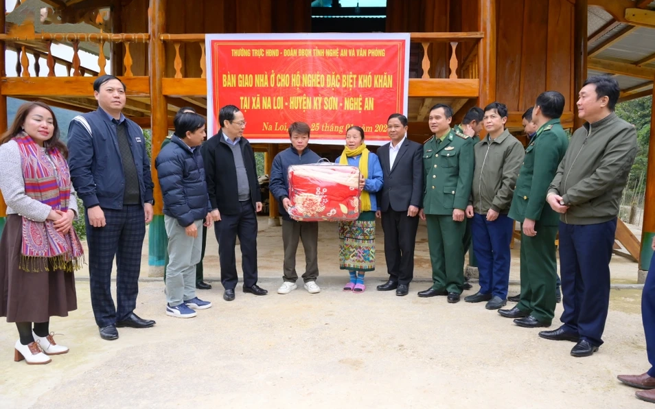 Thường trực HĐND, Đoàn đại biểu quốc hội tỉnh Nghệ An tặng quà Tết Nguyên đán Giáp Thìn 2024 tại xã Na Loi