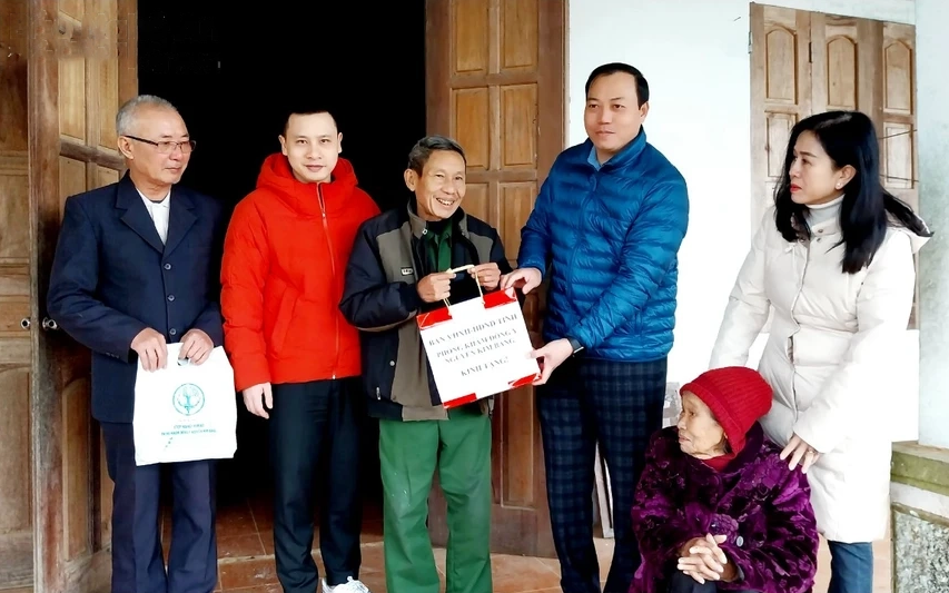 Ban Văn hóa - Xã hội Hội đồng nhân dân tỉnh tặng quà, chúc Tết tại xã Châu Hạnh, huyện Quỳ Châu