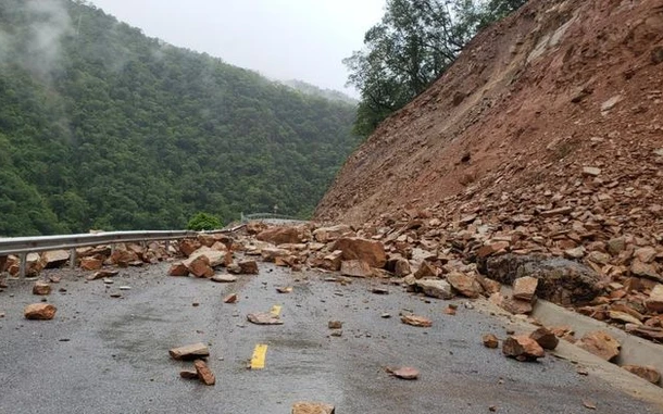 Bộ Giao thông vận tải đề nghị tỉnh Nghệ An phối hợp xử lý các khu vực có nguy cơ sạt lở trên tuyến Quốc lộ 7, đoạn qua qua bản Tiền Tiêu, xã Nậm Cắn, huyện Kỳ Sơn
