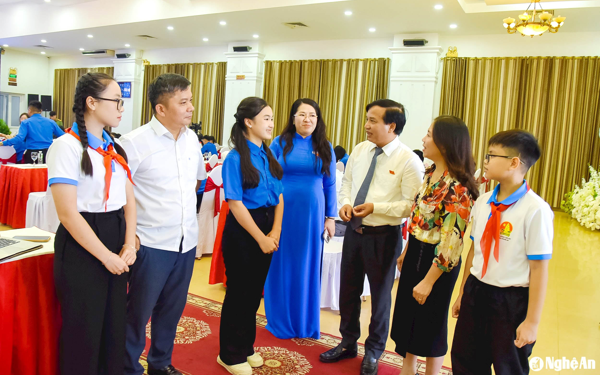 Đại biểu Quốc hội, đại biểu Hội đồng nhân dân tỉnh gặp gỡ thanh thiếu nhi Nghệ An