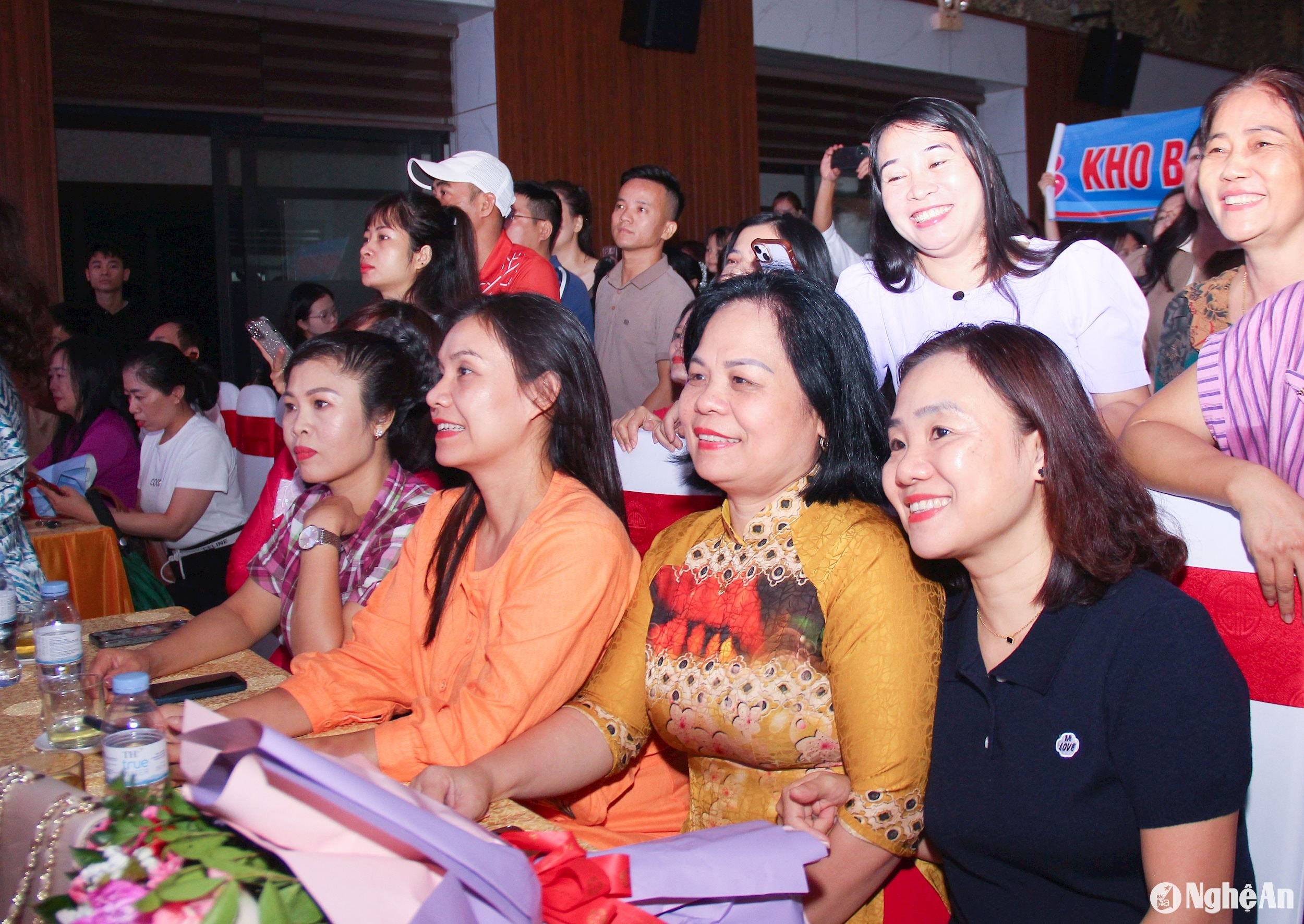 bna_-cac-co-dong-co-vu-.jpg