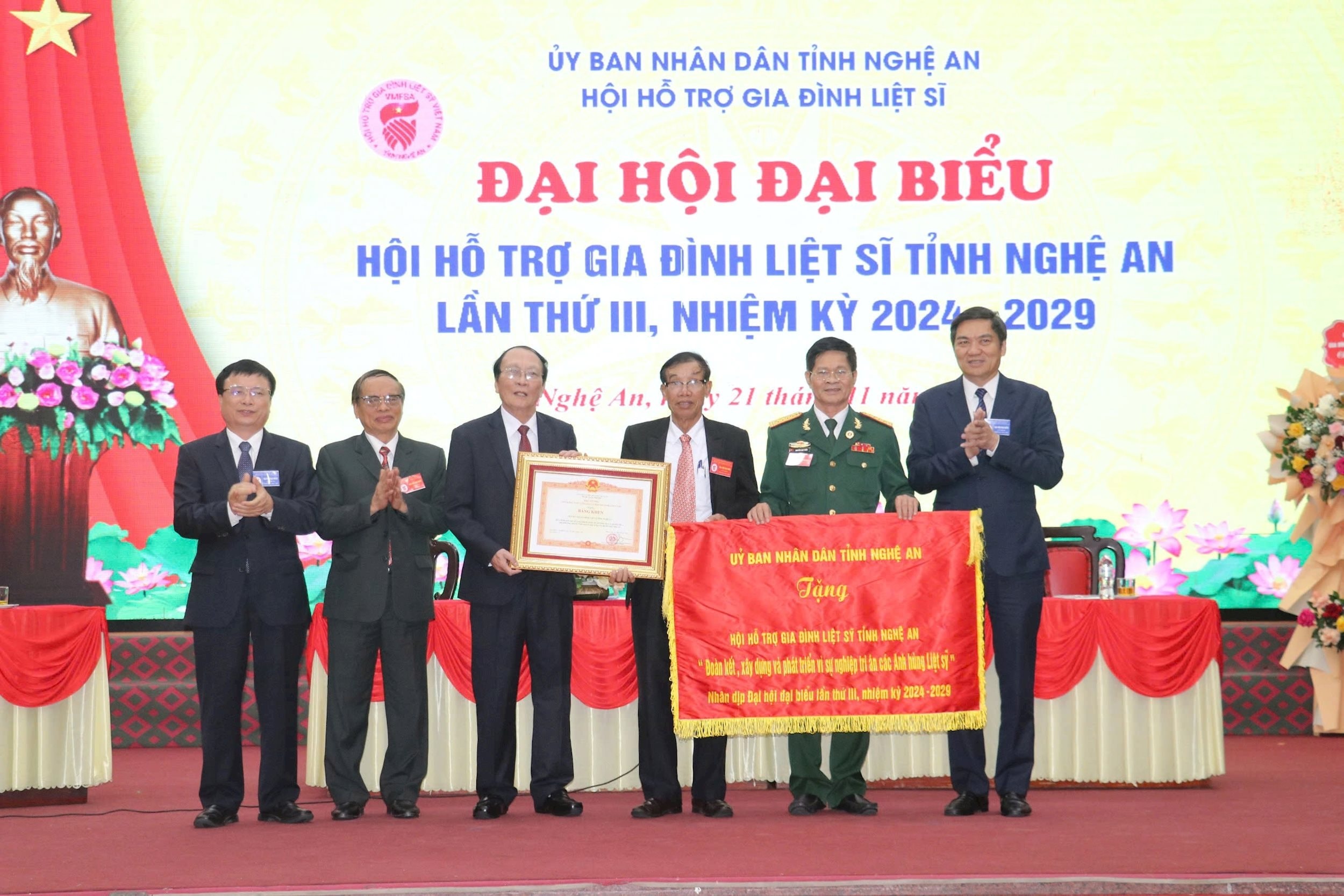a-hieu-trao-buc-truong.jpg