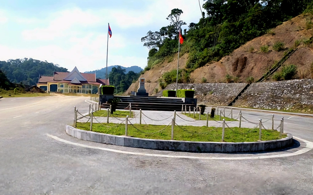 Tạo điều kiện thuận lợi cho phương tiện cơ giới đường bộ qua lại biên giới Việt Nam - Lào qua cửa khẩu phụ