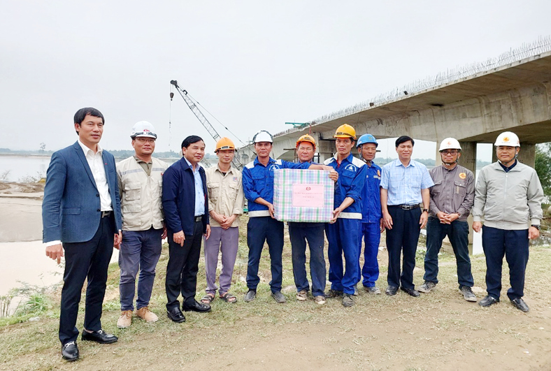 Phấn đấu thi công cầu Hưng Đức vượt tiến độ đề ra