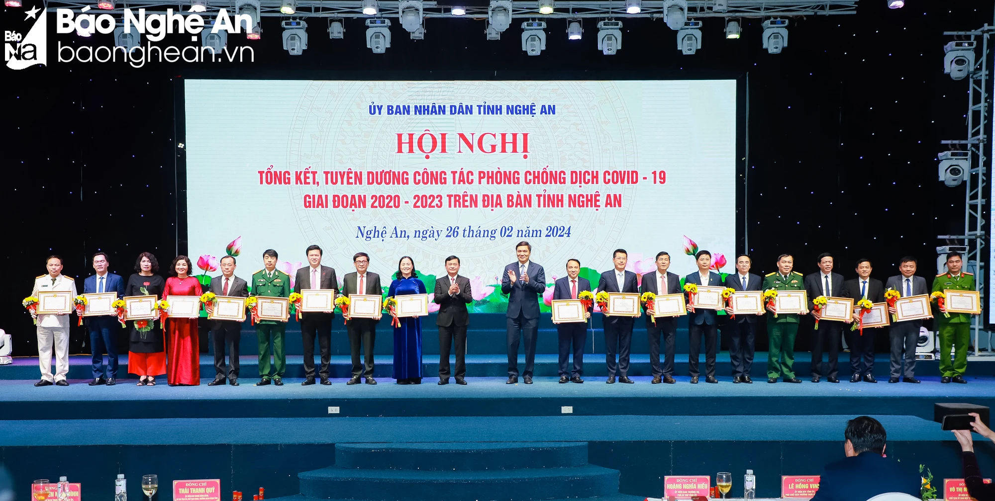 bna-bi-thu-tinh-uy-thai-thanh-quy-va-pho-bi-thu-tinh-uy-hoang-nghia-hieu-trao-tang-bang-khen-cua-ban-thuong-vu-tinh-uy-cho-cac-tap-the-ca-nhan-986.jpg.webp