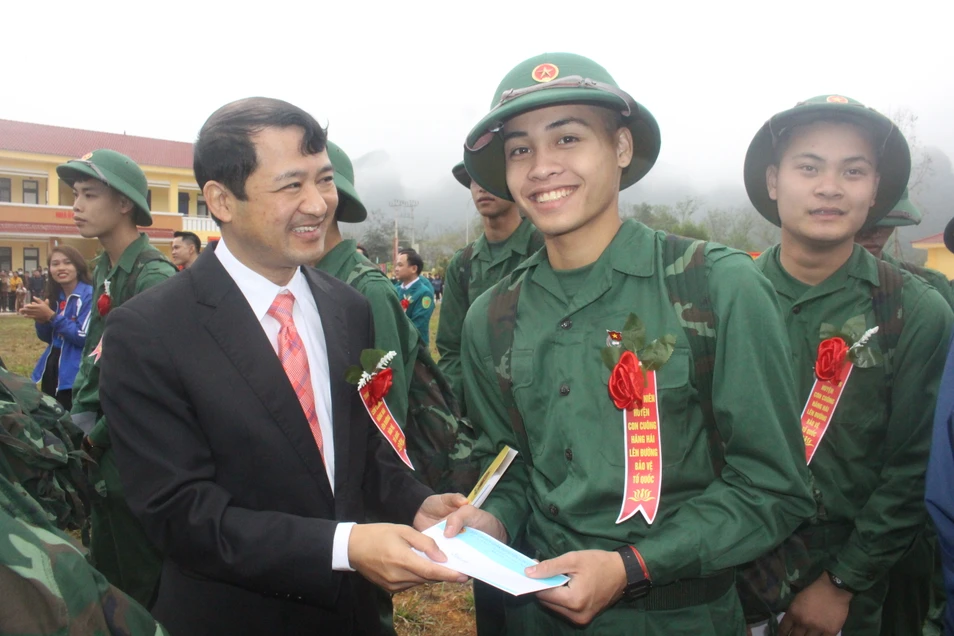 bna-lanh-dao-huyen-con-cuong-tang-qua-cho-cac-tan-binh-4488.jpg.webp