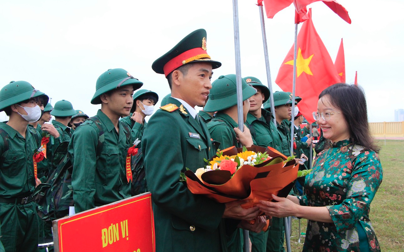 Phó Trưởng Đoàn đại biểu Quốc hội Thái Thị An Chung dự lễ giao, nhận quân tại thị xã Hoàng Mai