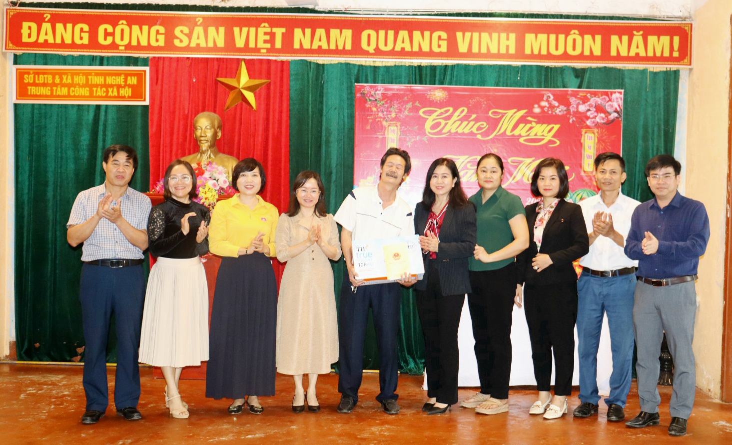 Nhóm nữ đại biểu Quốc hội và HĐND tỉnh tặng quà Tết tại Trung tâm Công tác xã hội tỉnh