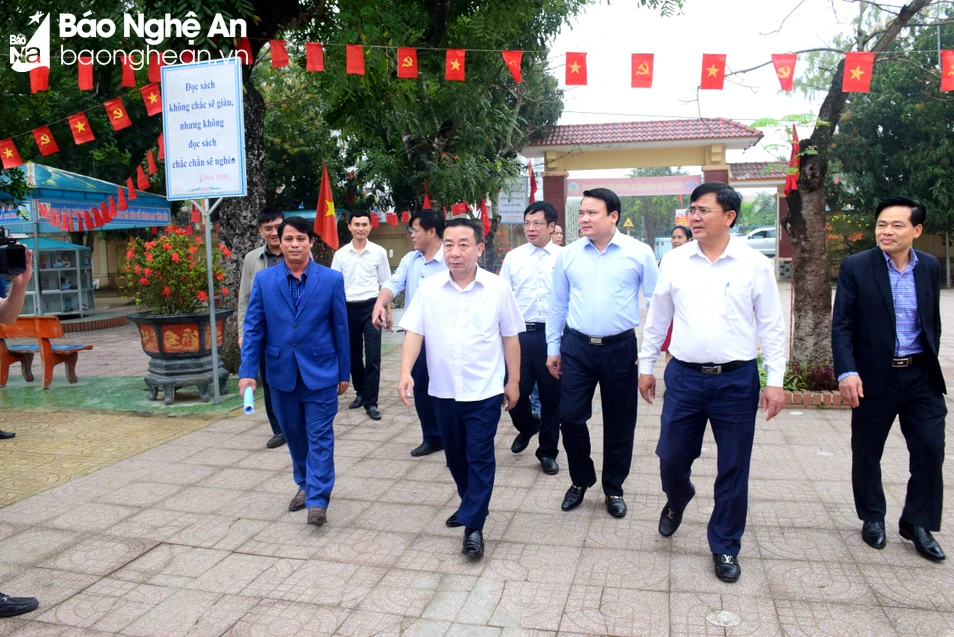 bna-pho-chu-tich-ubnd-tinh-nguyen-van-de-cung-doan-tham-quan-truong-tieu-hoc-xa-dien-xuan-anh-xuan-hoang-2113.jpg.webp