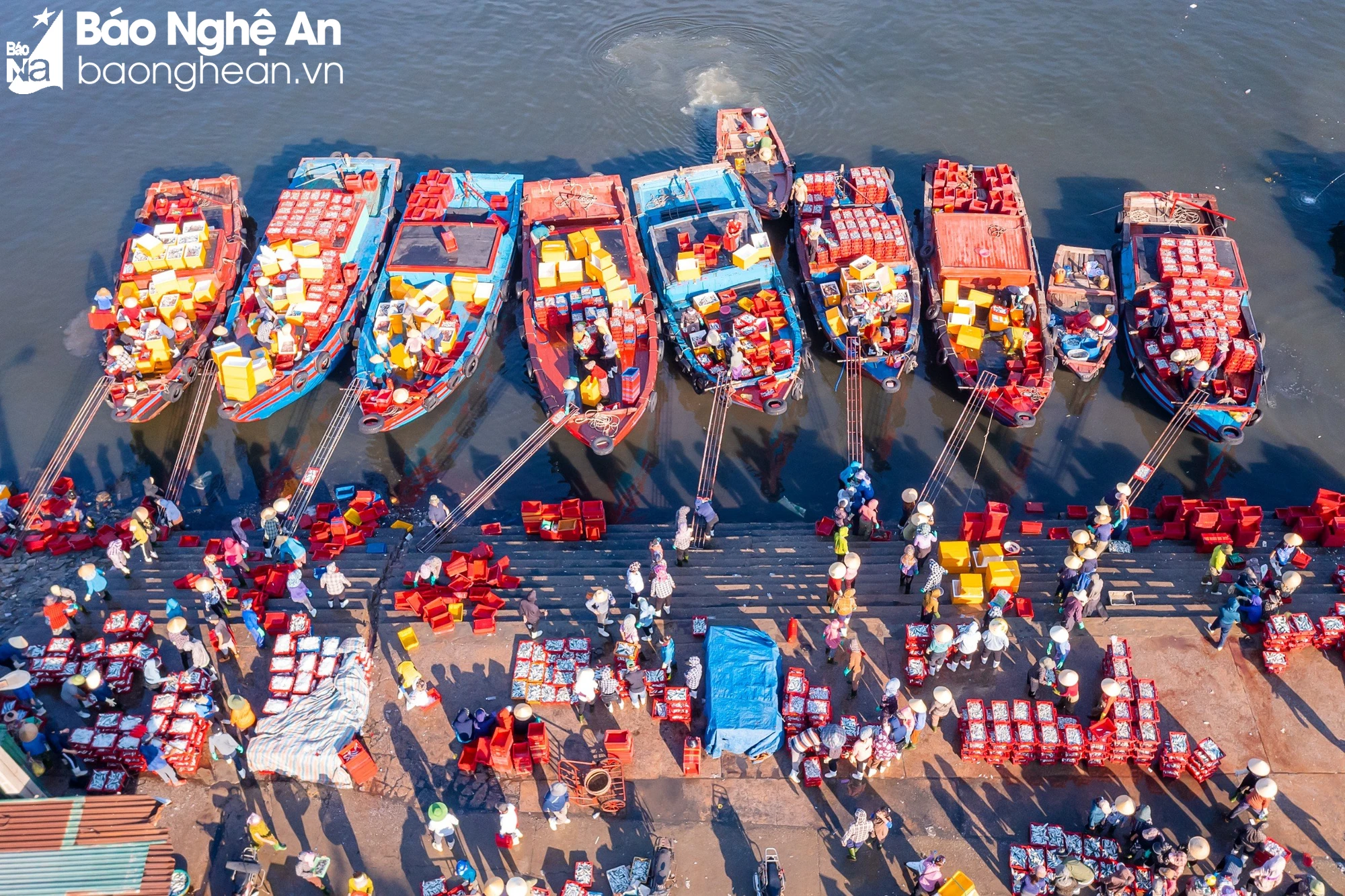 bna-khong-khi-tap-nap-tren-ben-duoi-thuyen-o-cho-ben-ca-luc-rang-dong-anh-quoc-dan-809.jpg.webp