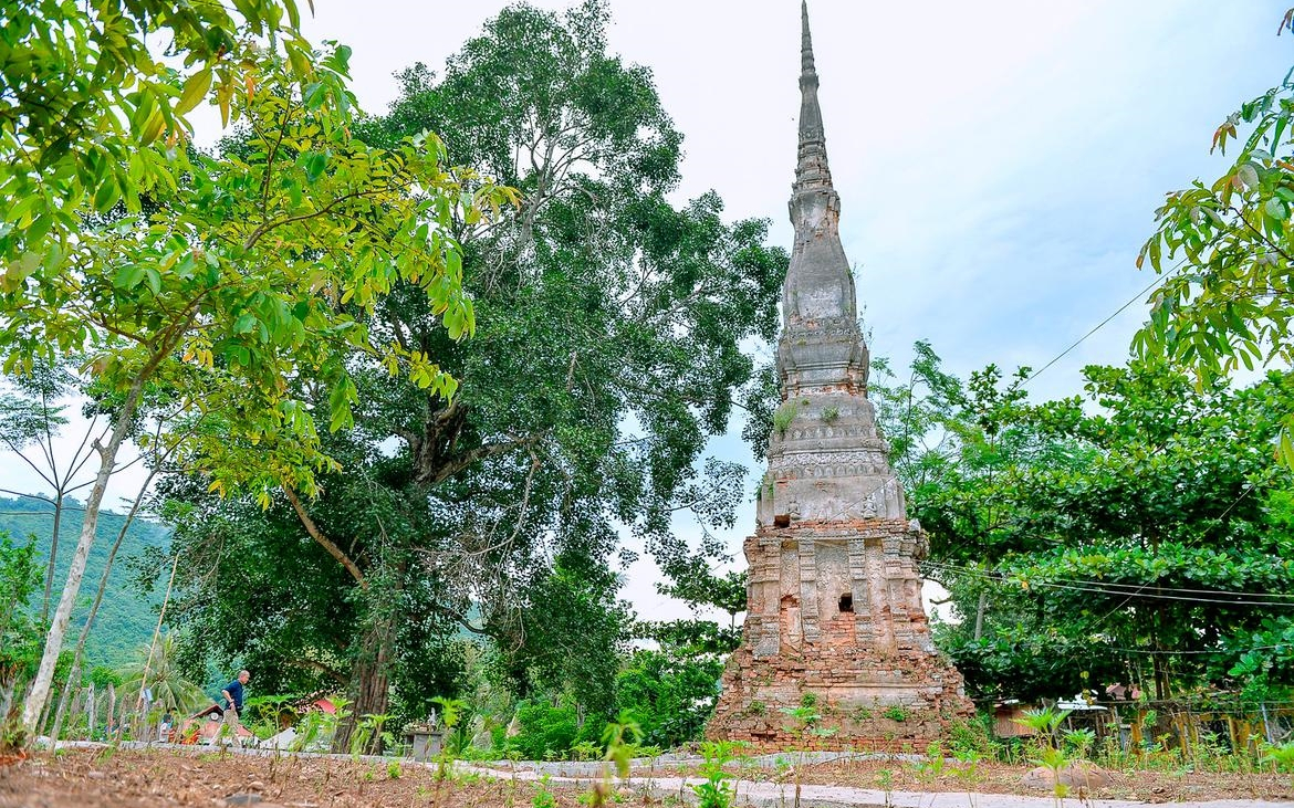 Khẩn cấp tu bổ ngọn tháp cổ ở xã Mỹ Lý (Kỳ Sơn)