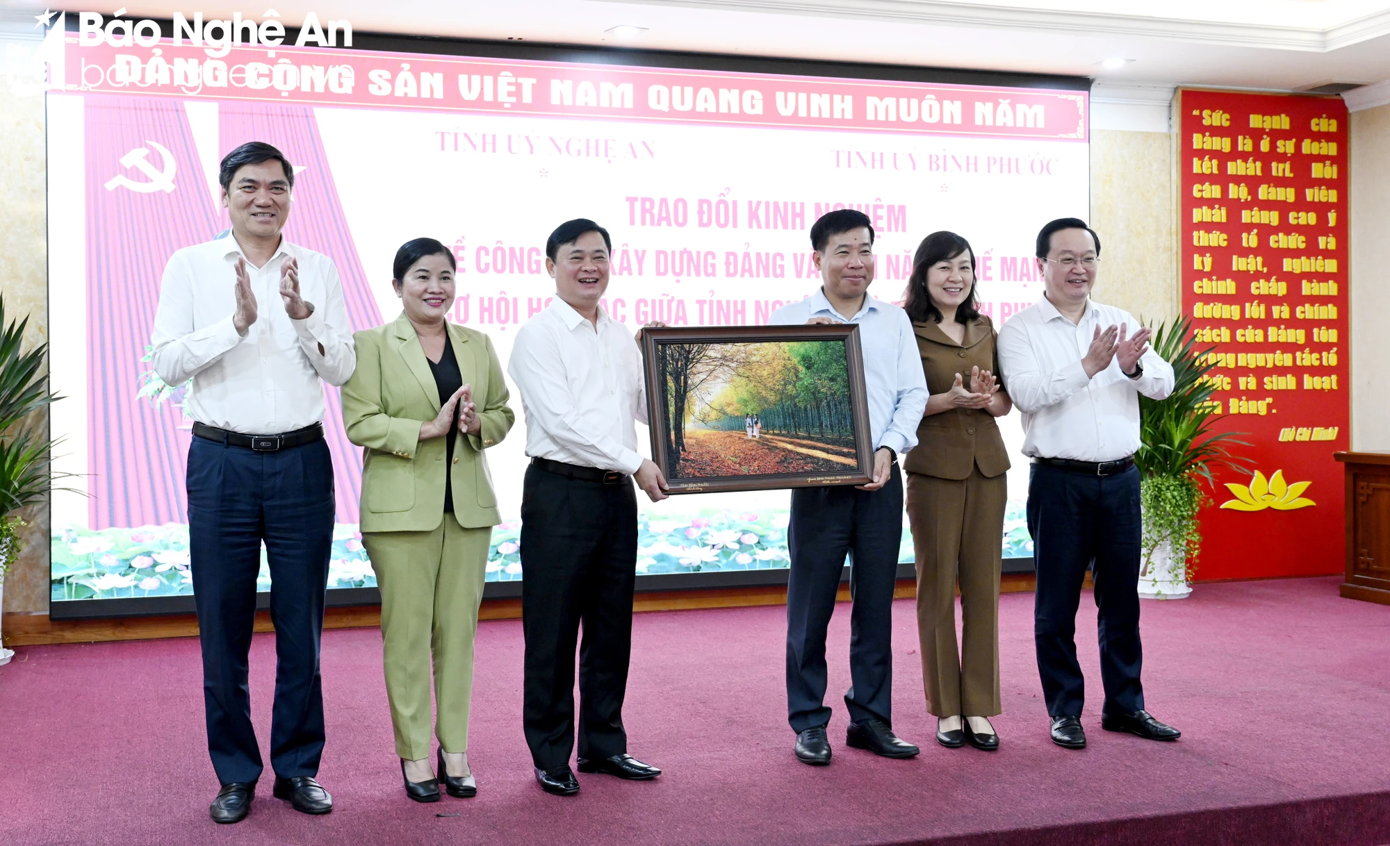 bna-cac-dong-chi-thuong-truc-tinh-uy-binh-phuoc-tang-qua-luu-niem-tinh-nghe-an-1110.jpg.webp
