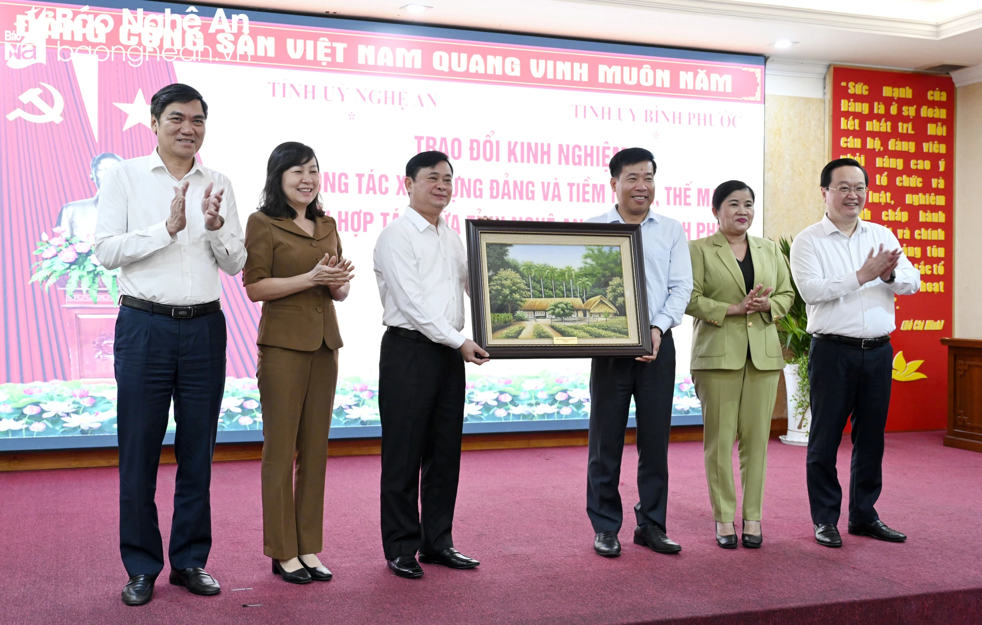 bna-cac-dong-chi-thuong-truc-tinh-uy-nghe-an-tang-qua-luu-niem-den-tinh-binh-phuoc-3829.jpg.webp