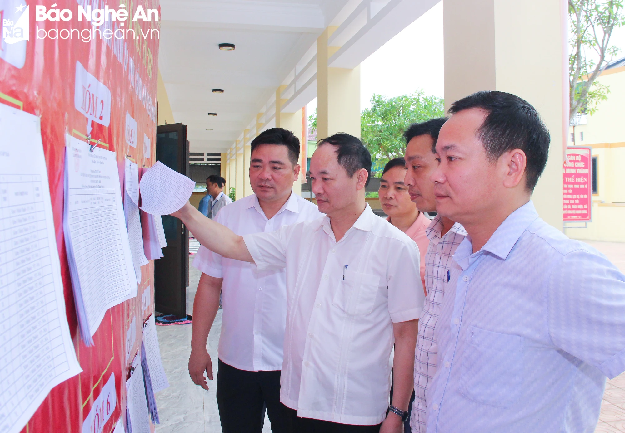 bna-can-bo-so-noi-vu-va-huyen-yen-thanh-kiem-tra-viec-niem-yet-danh-sach-cu-tri-tham-gia-hoi-nghi-lay-y-kien-cu-tri-tai-xa-minh-thanh-anh-bai-mai-hoa-7463.jpg.webp