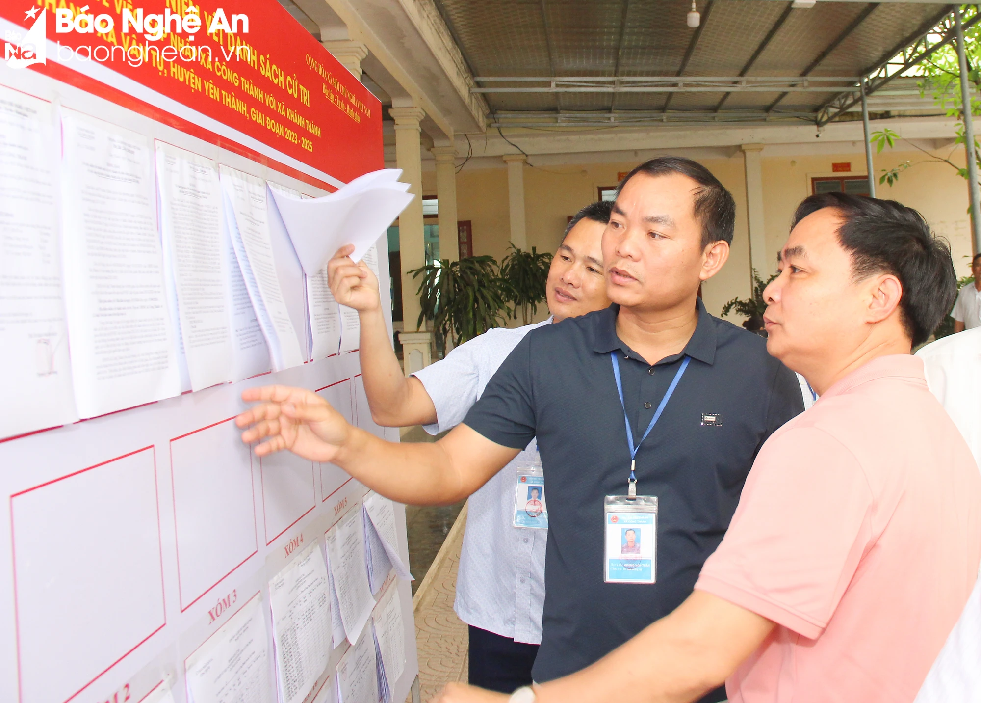 bna-can-bo-xa-cong-thanh-huyen-yen-thanh-kiem-tra-viec-lap-va-niem-yet-danh-sach-cu-tri-tham-gia-lay-y-kien-ve-sap-nhap-xa-anh-bai-mai-hoa-9584.jpg.webp