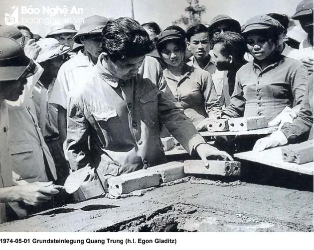 bna-pho-thu-tuong-kiem-bo-truong-bo-xay-dung-do-muoi-dat-vien-gach-dau-tien-xay-chung-cu-quang-trung-nam-1974-3661.jpeg.webp