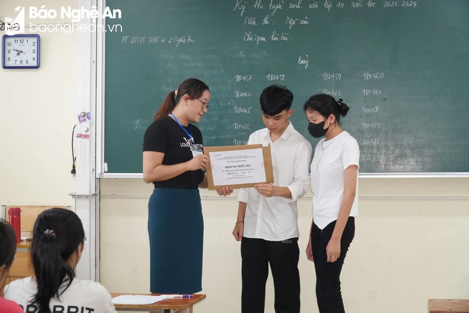 bna-thi-sinh-kiem-tra-viec-niem-yet-de-thi-mon-ngu-van-ky-thi-tuyen-sinh-lop-10-nam-hoc-2023-2024-anh-my-ha-694.jpg.webp