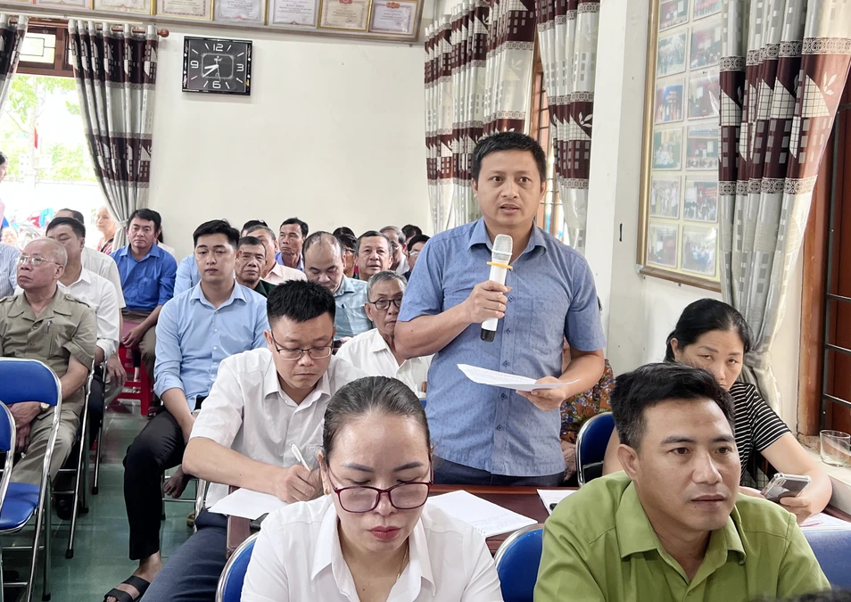 anh-3-ong-lang-van-hien-pho-bi-thu-thuong-truc-chu-tich-hdnd-xa-tam-thai-dai-dien-cho-cu-tri-tam-thai-kien-nghi-cua-tri-den-db-hdnd-tinh-9471.jpg.webp